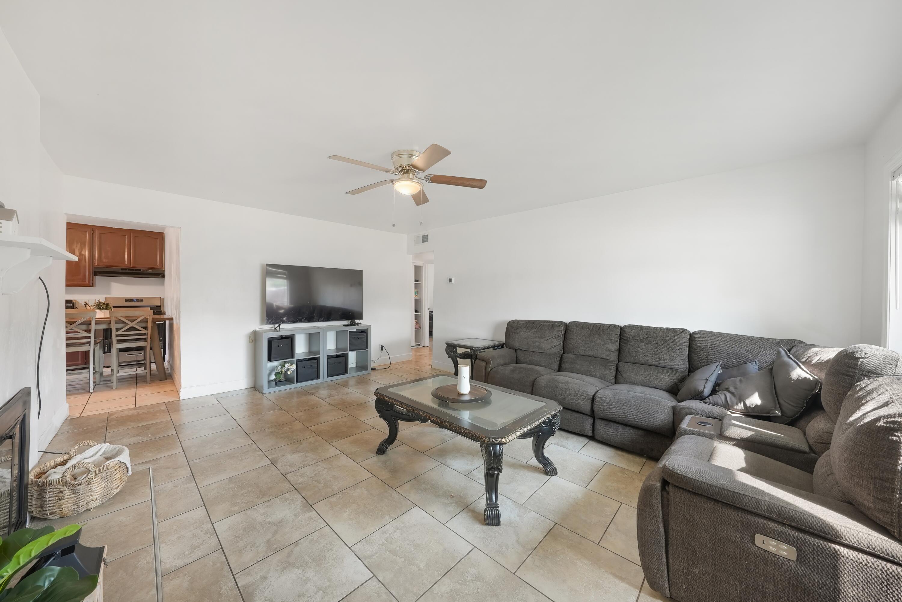 1061 Laurel Ave, Lindsay, CA 93247