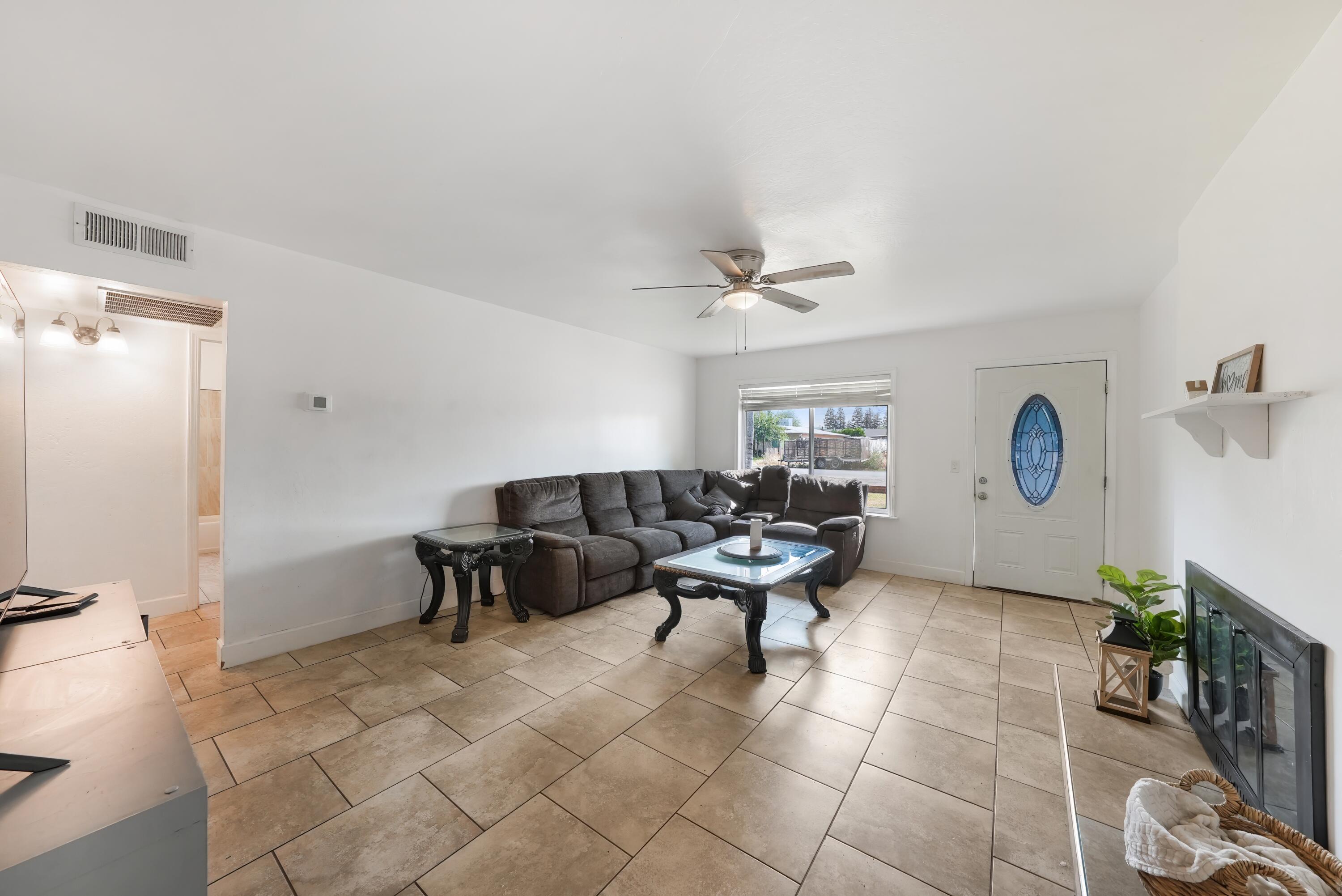 1061 Laurel Ave, Lindsay, CA 93247