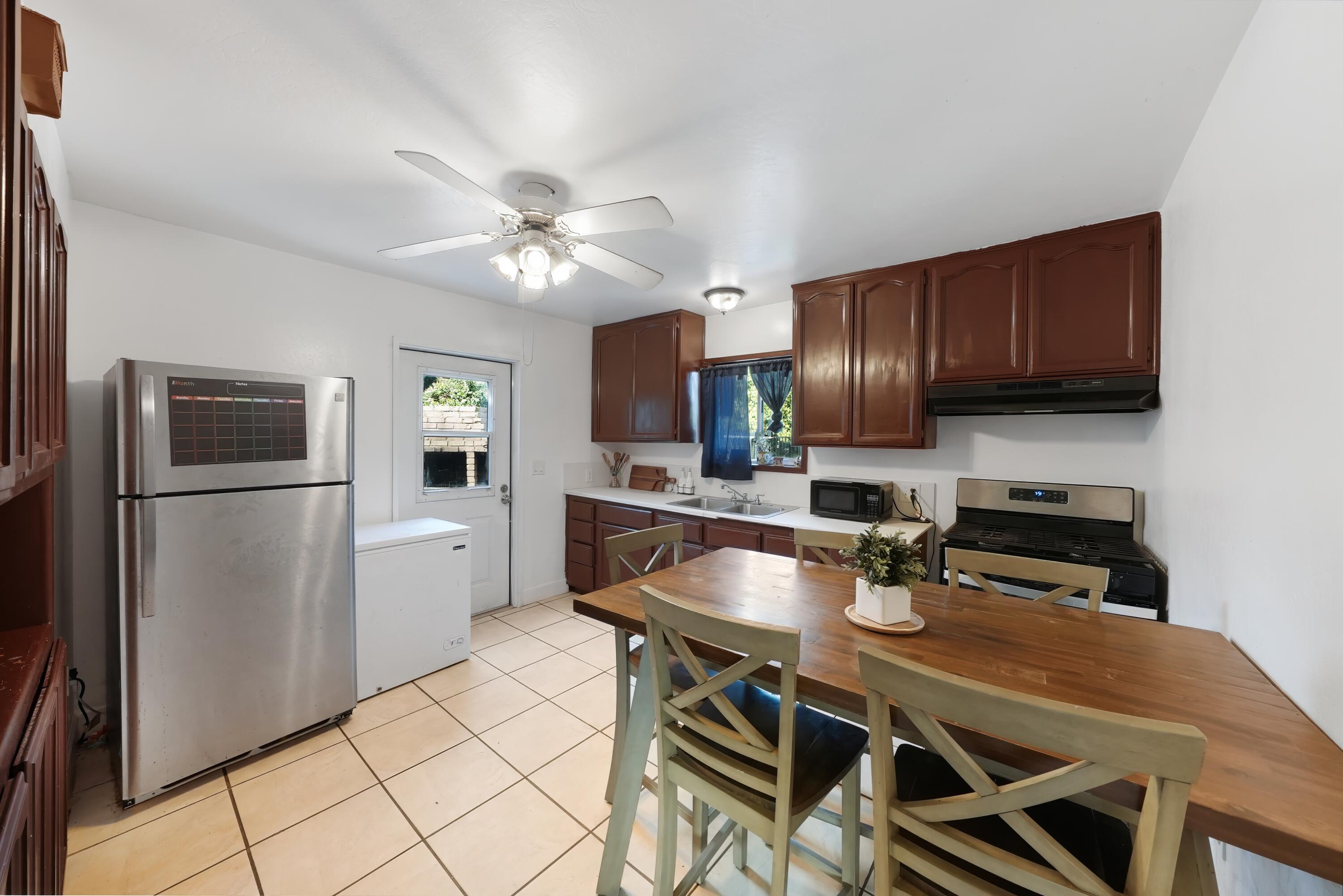 1061 Laurel Ave, Lindsay, CA 93247