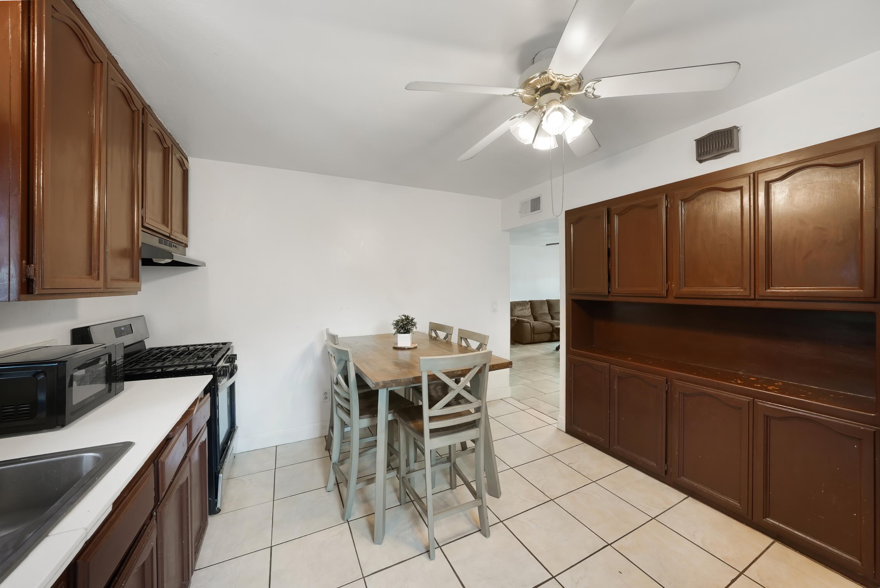 1061 Laurel Ave, Lindsay, CA 93247