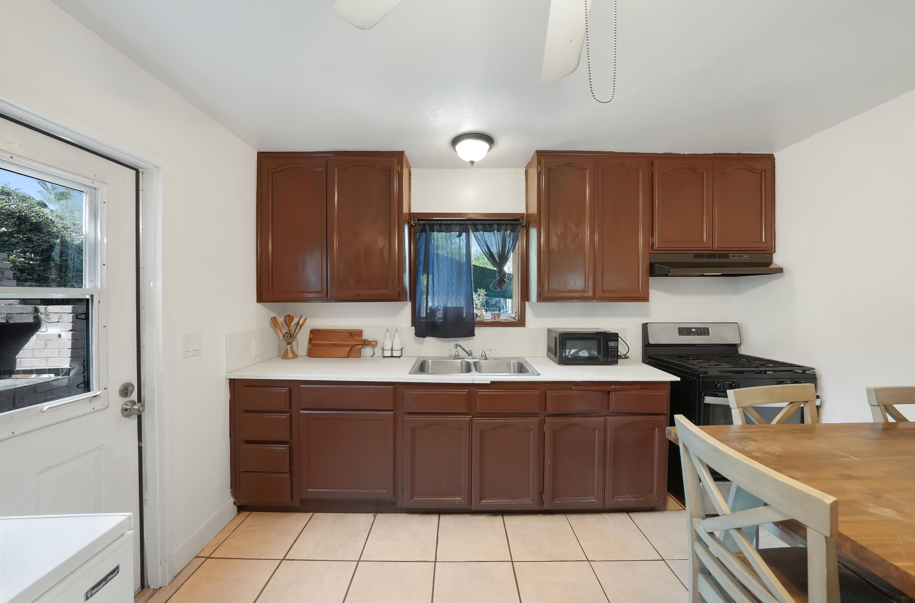 1061 Laurel Ave, Lindsay, CA 93247