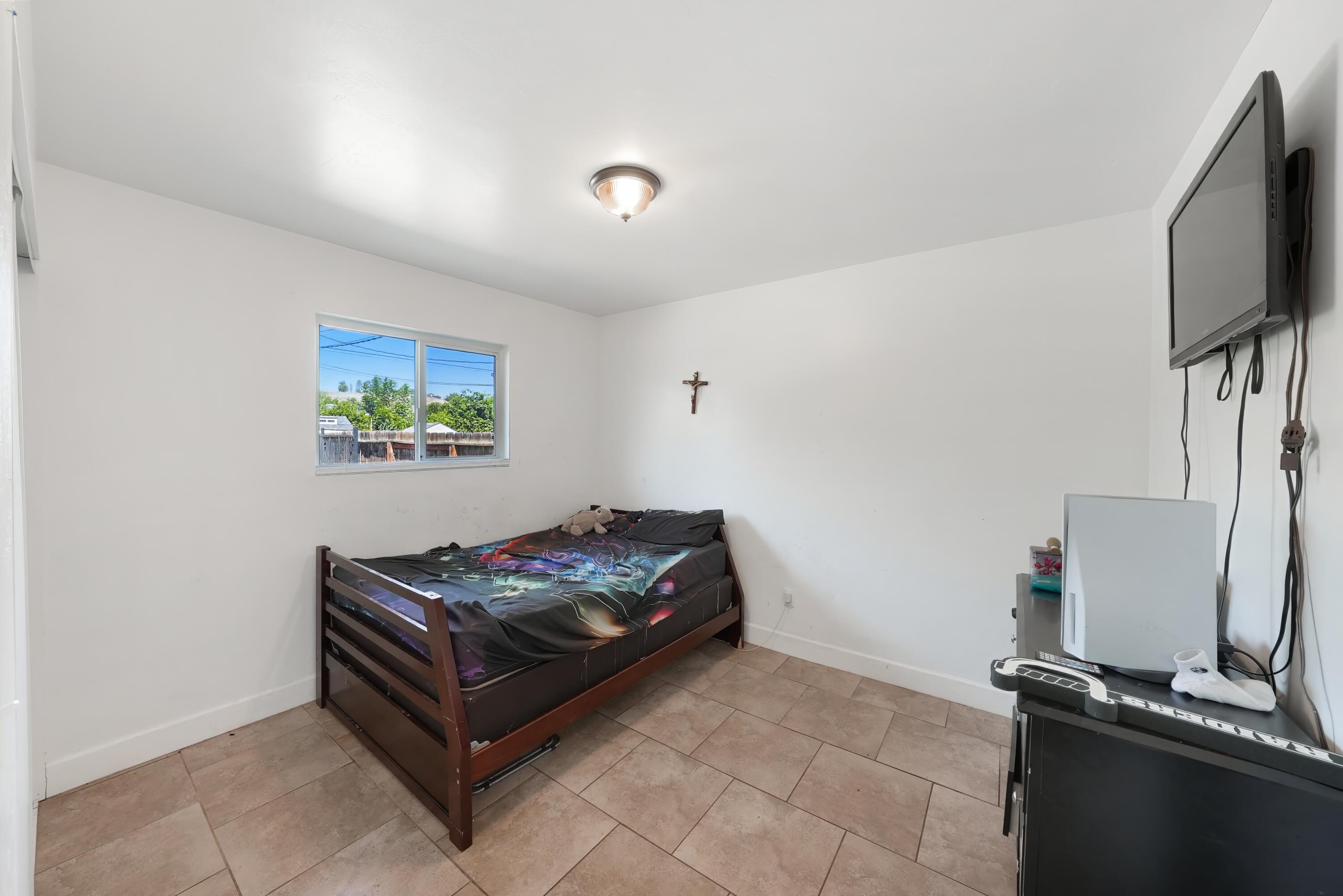 1061 Laurel Ave, Lindsay, CA 93247