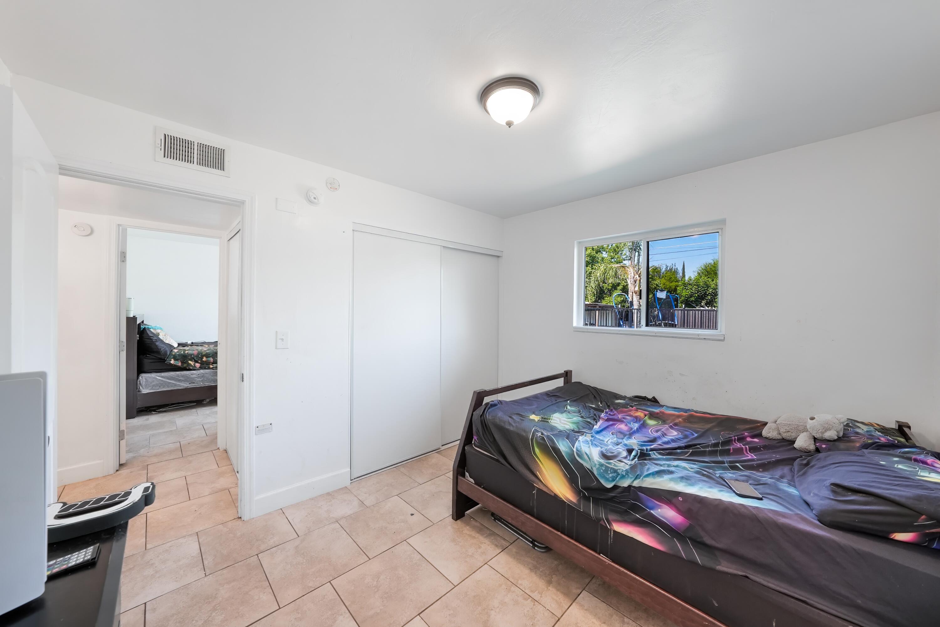 1061 Laurel Ave, Lindsay, CA 93247