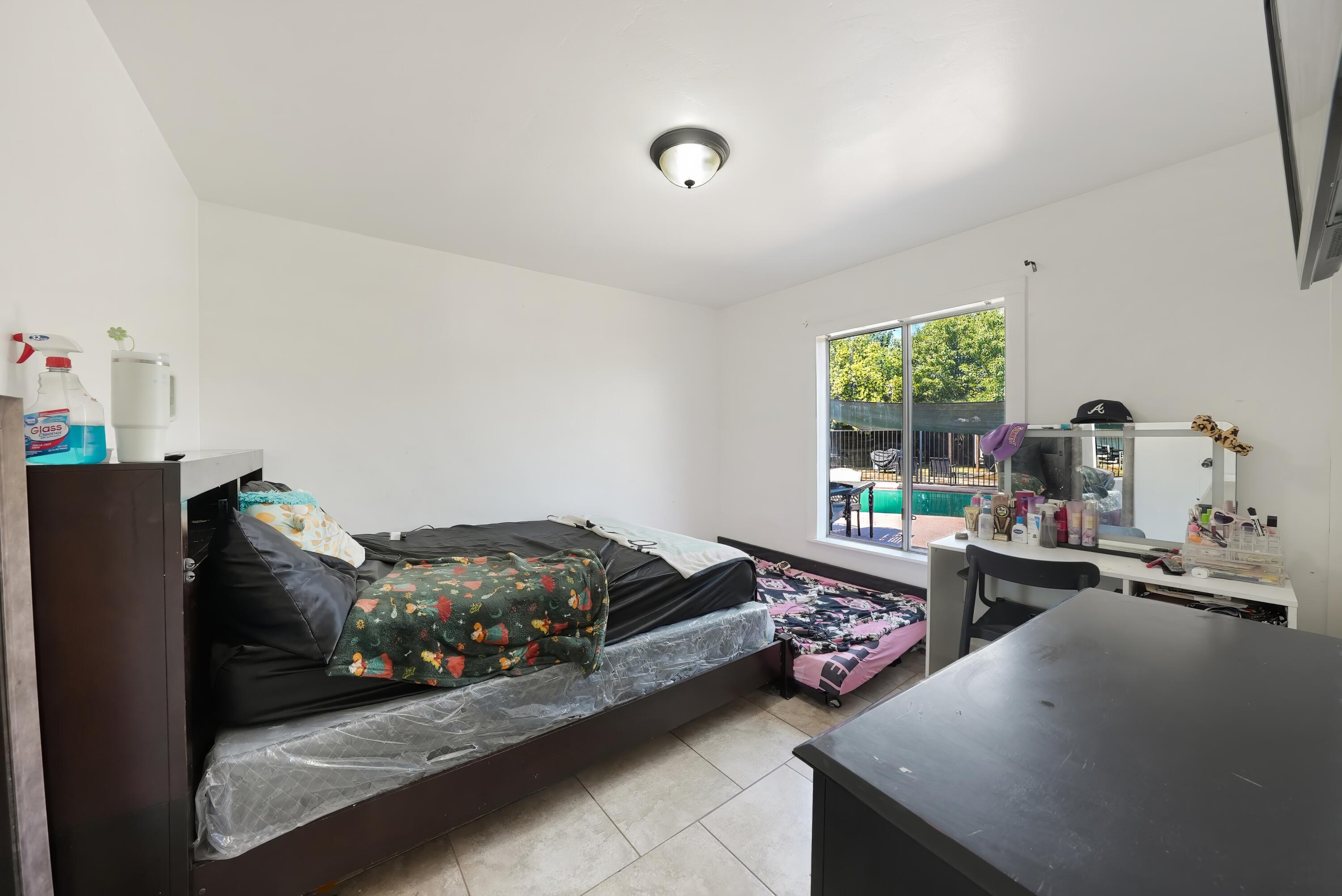 1061 Laurel Ave, Lindsay, CA 93247