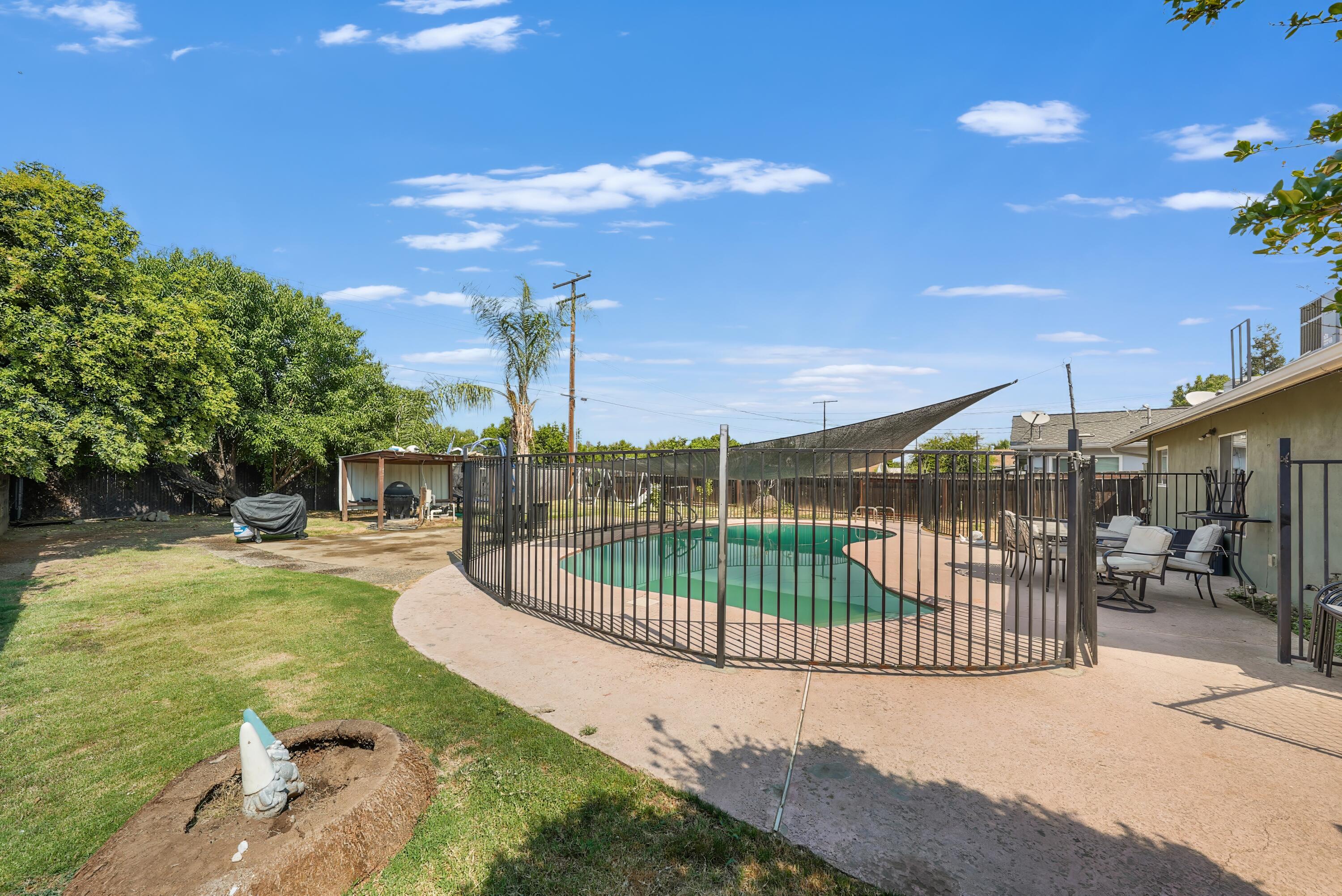 1061 Laurel Ave, Lindsay, CA 93247