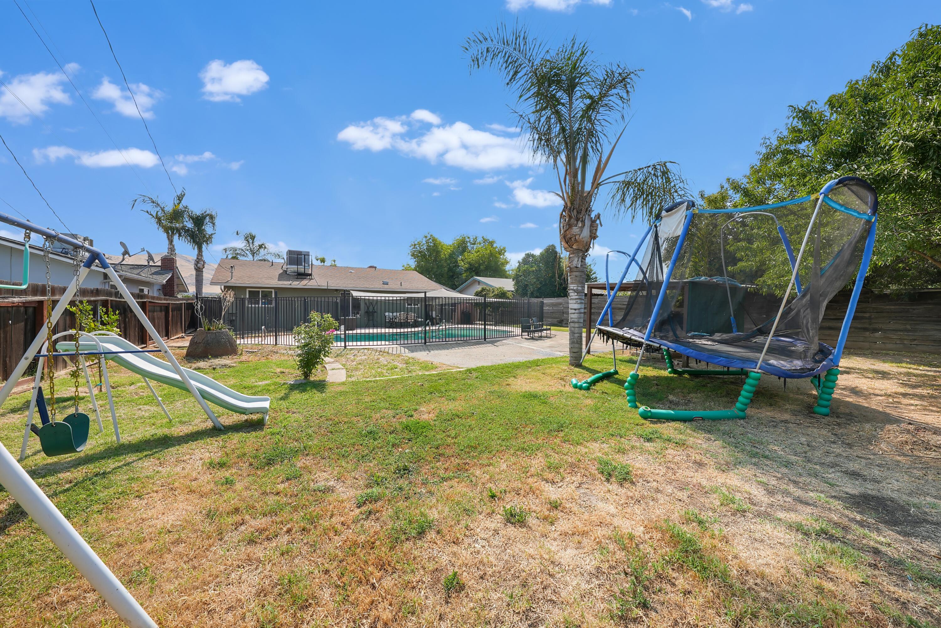 1061 Laurel Ave, Lindsay, CA 93247