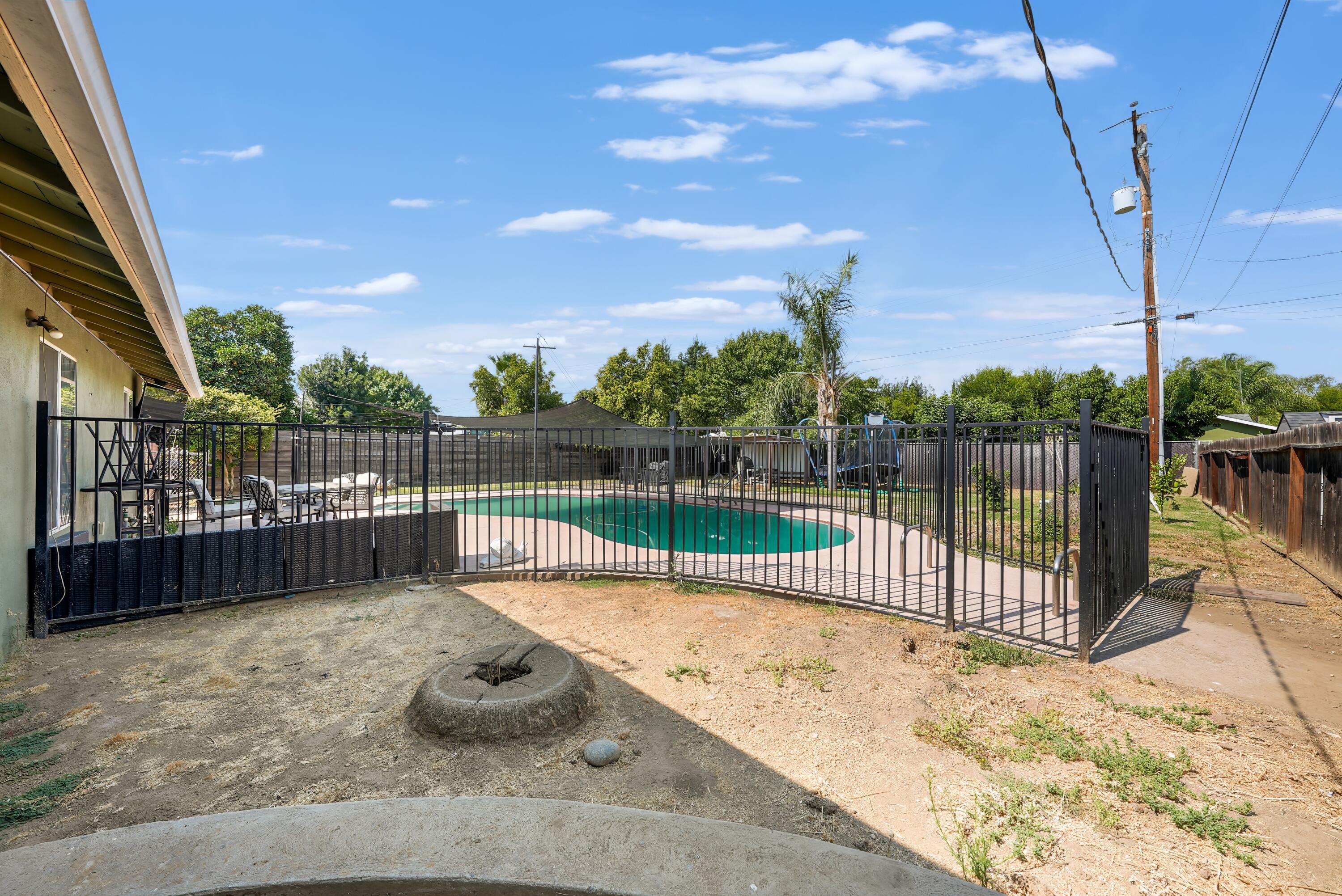 1061 Laurel Ave, Lindsay, CA 93247