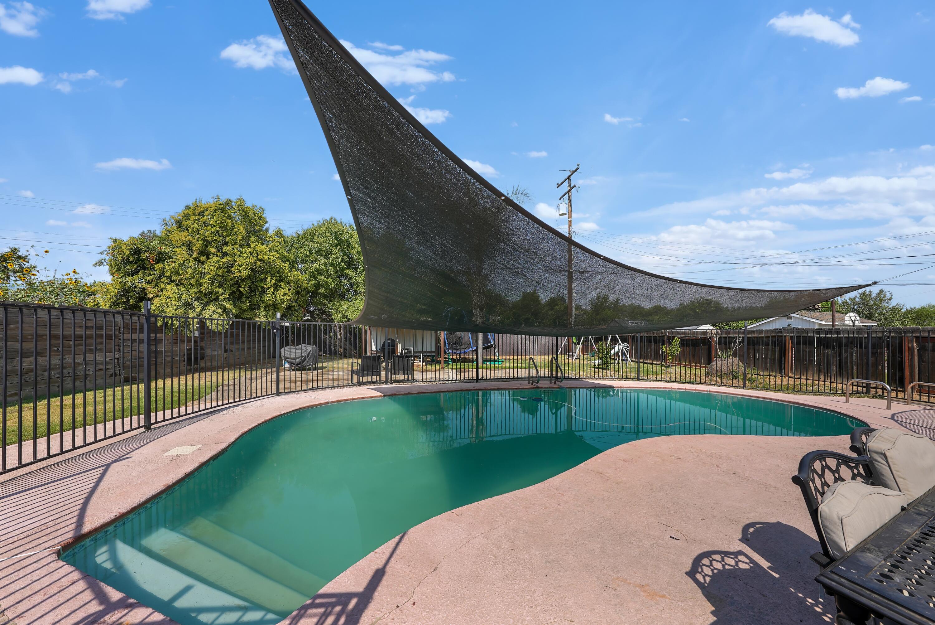 1061 Laurel Ave, Lindsay, CA 93247