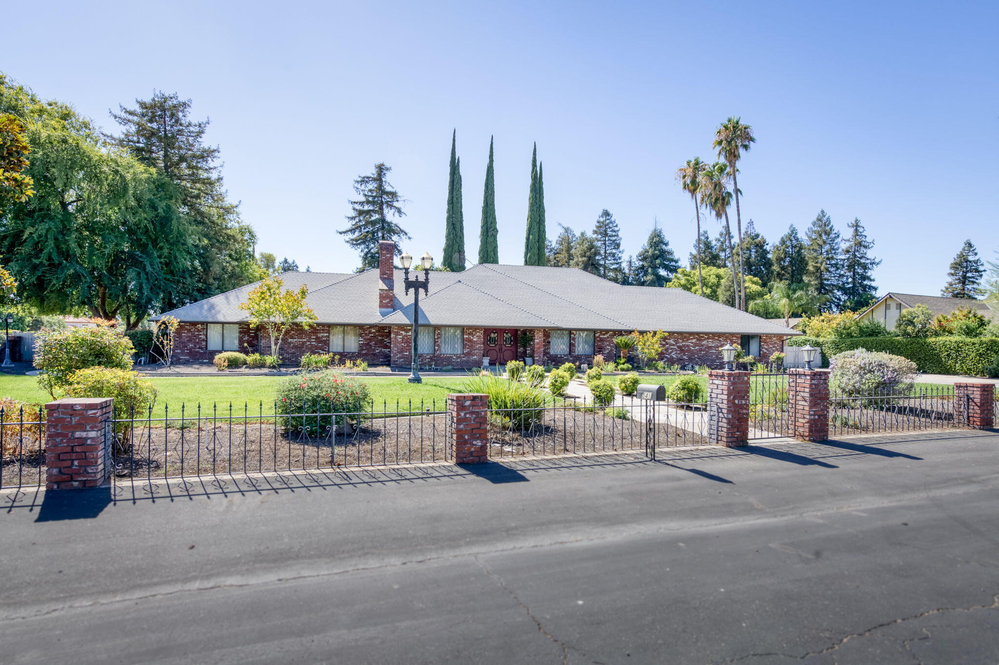 541 N De Wolf Ave, Fresno, CA 93737