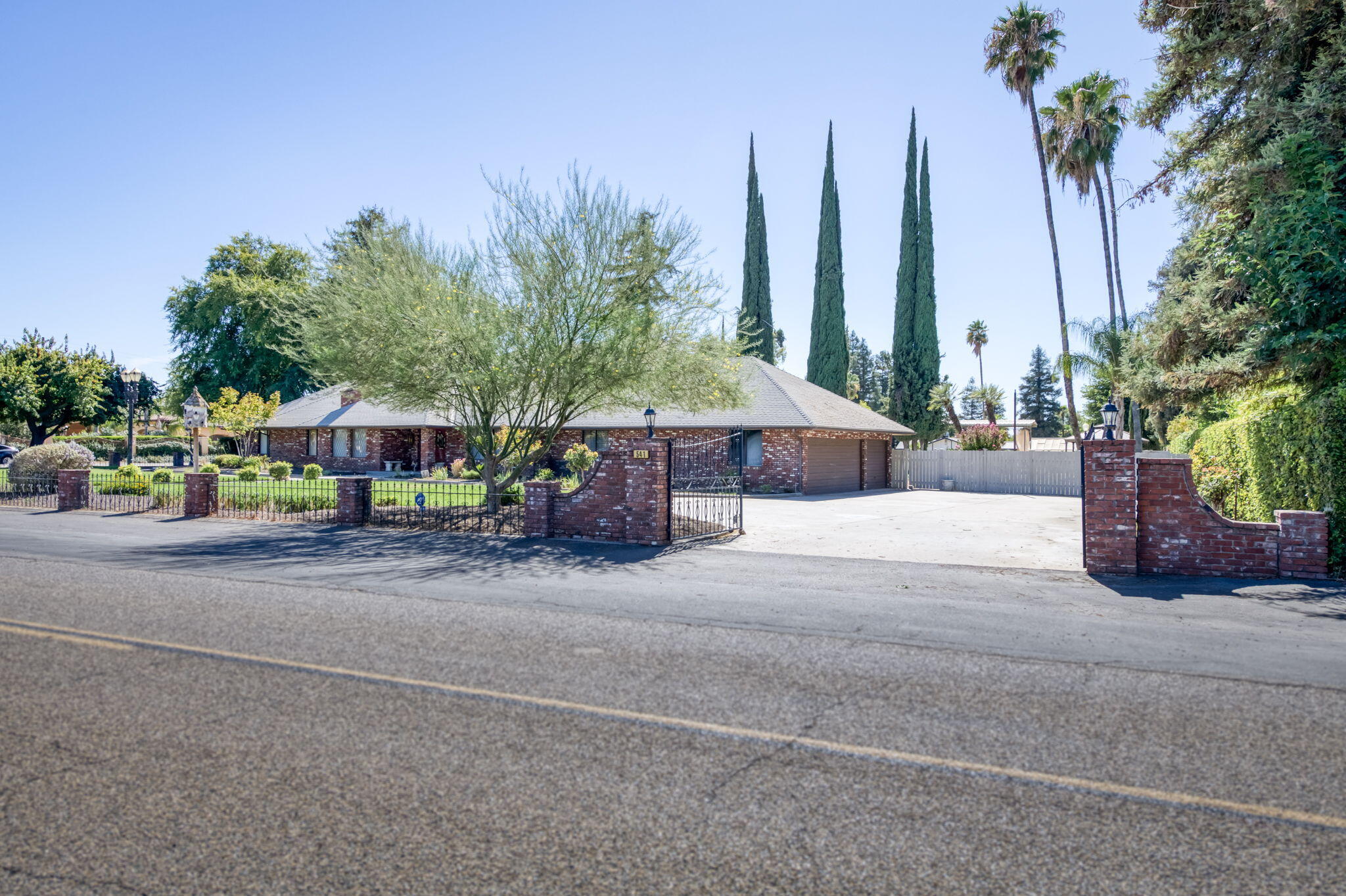 541 N De Wolf Ave, Fresno, CA 93737