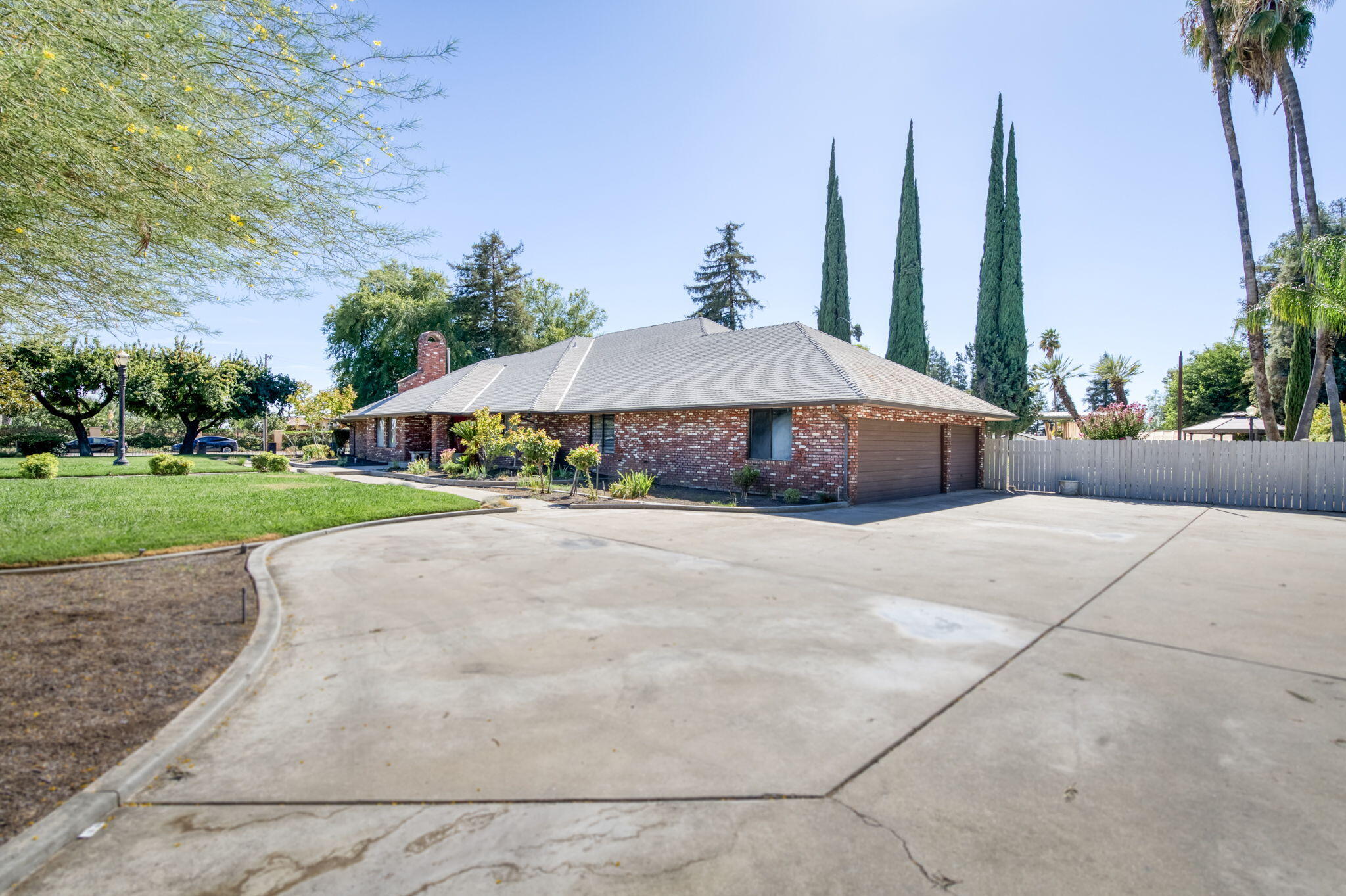 541 N De Wolf Ave, Fresno, CA 93737