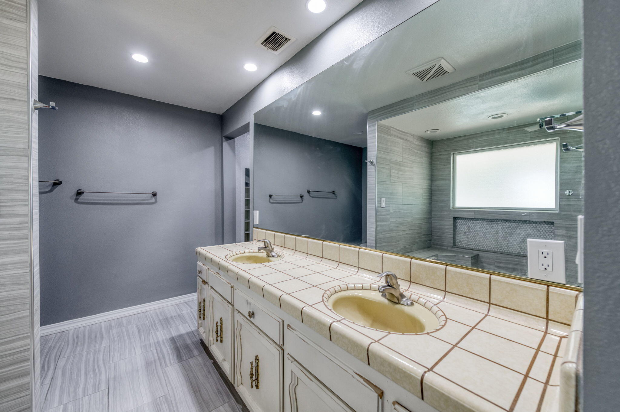 541 N De Wolf Ave, Fresno, CA 93737