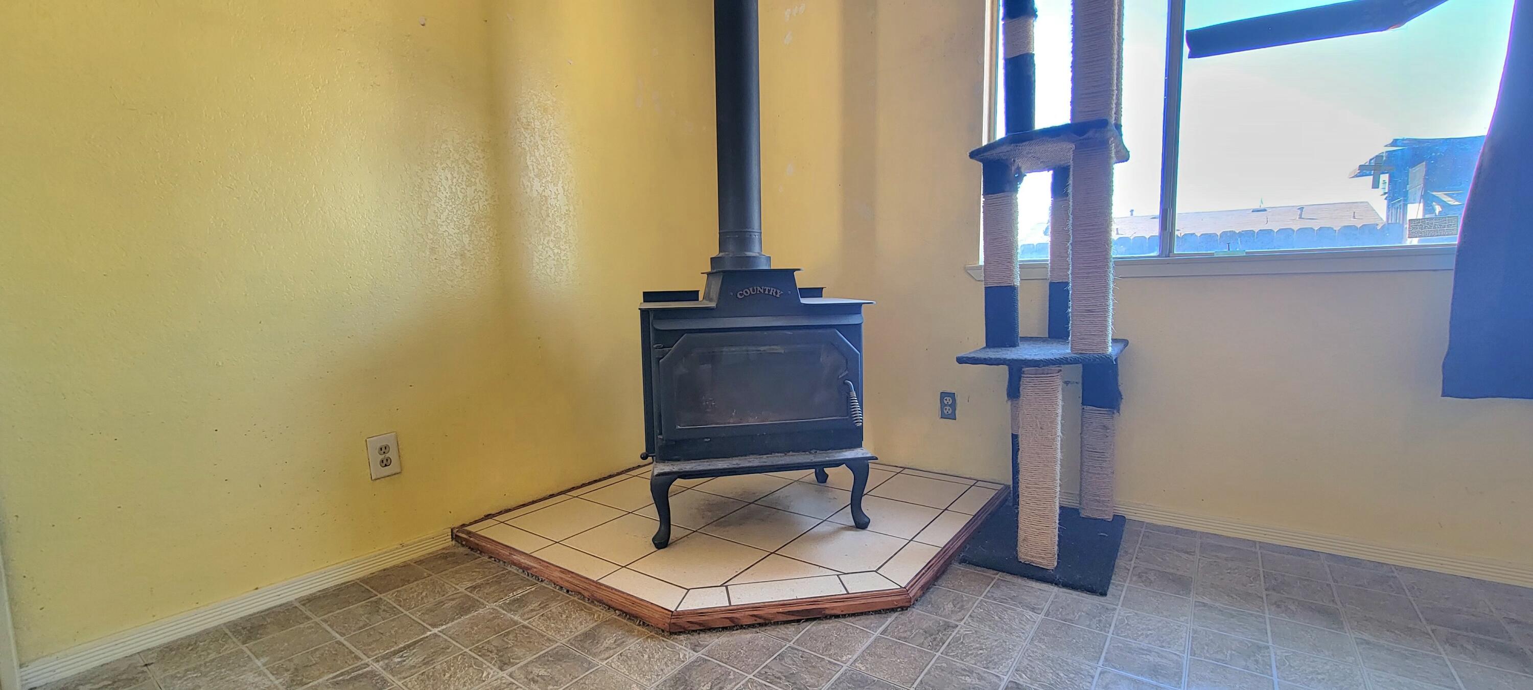 673 E Lakeview Ave, Woodlake, CA 93286