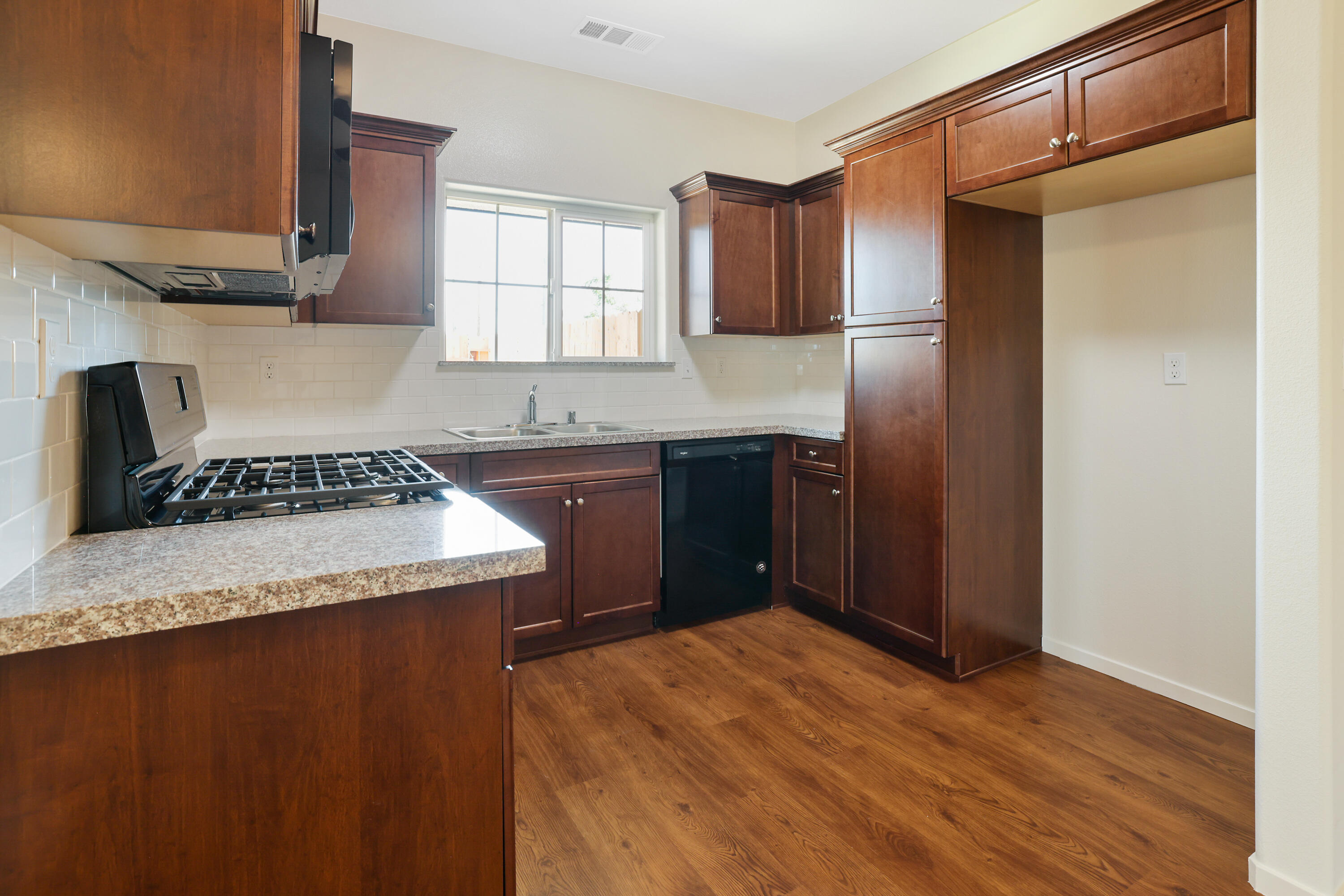 1137 W Putnam Ave, Porterville, CA 93257