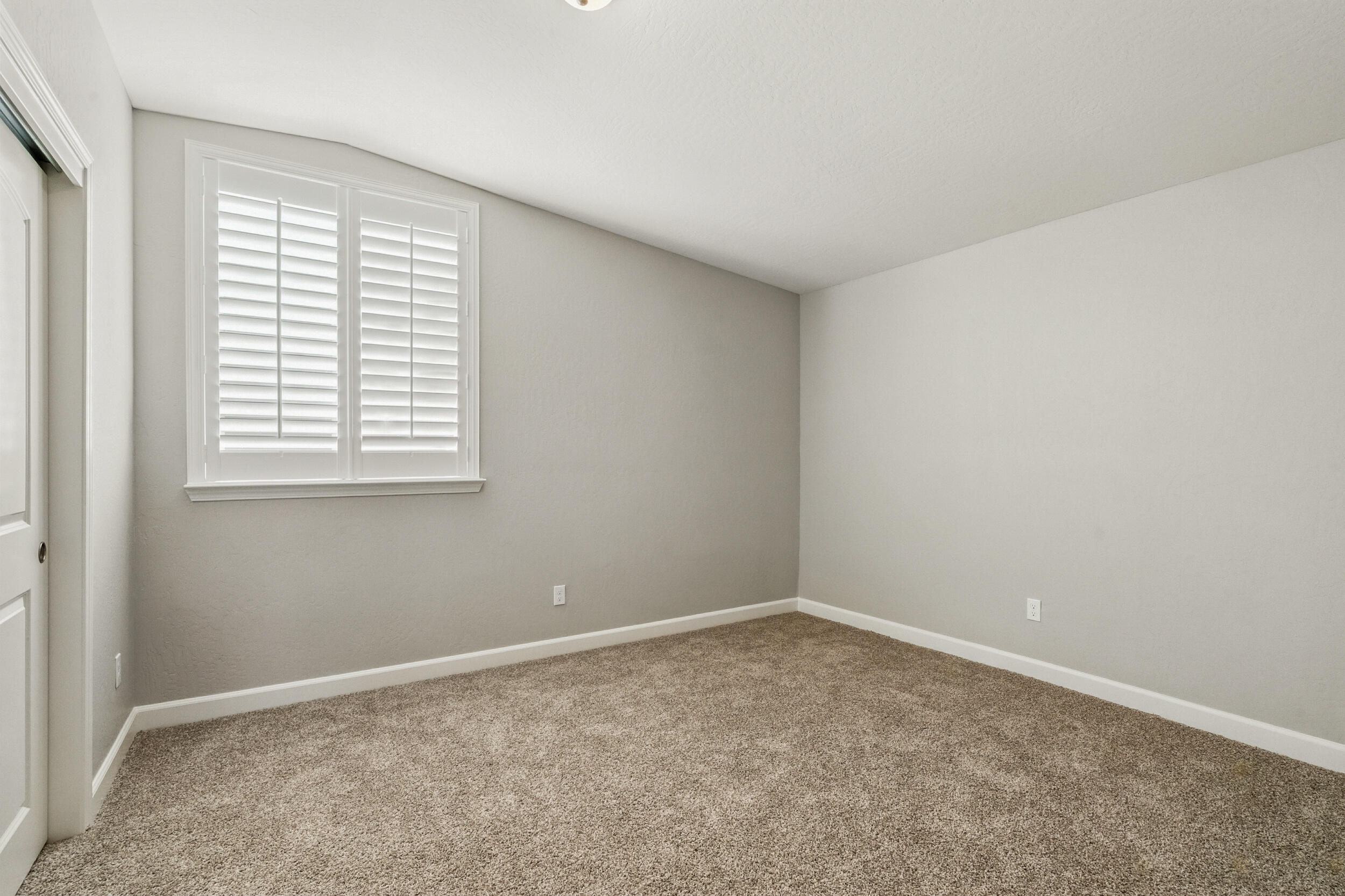 2090 Chancellor Ave, Tulare, CA 93274