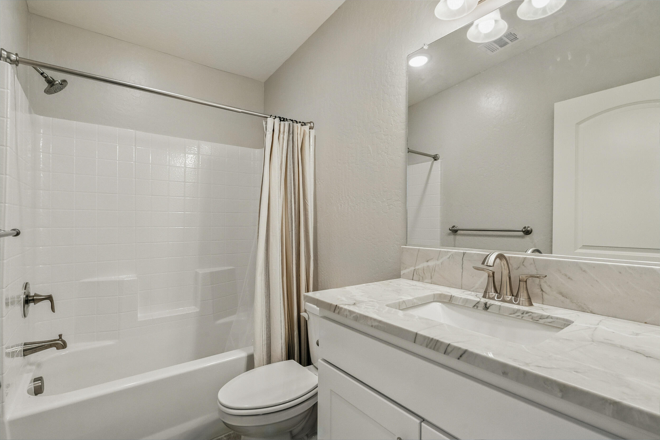 2090 Chancellor Ave, Tulare, CA 93274