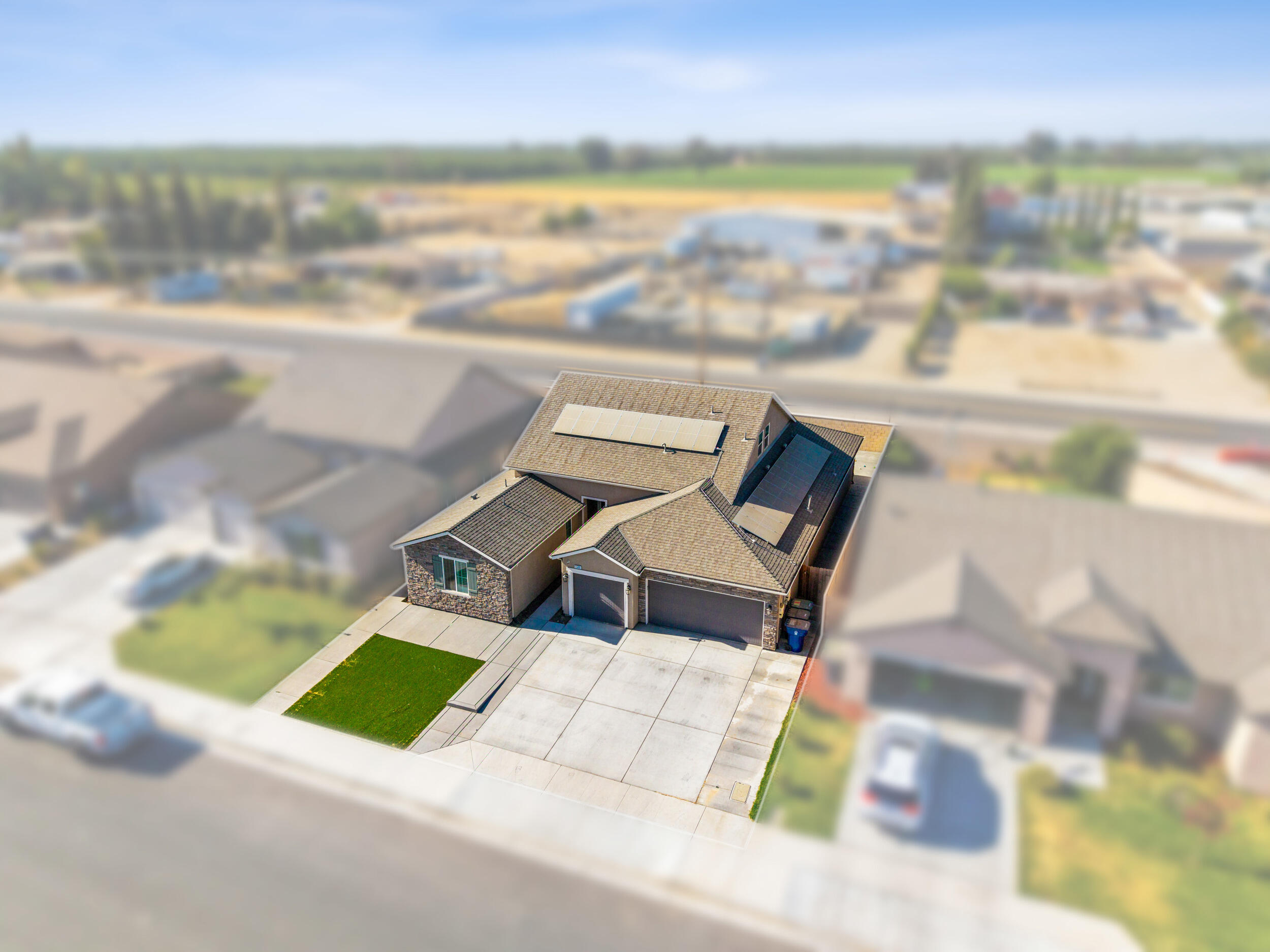 2090 Chancellor Ave, Tulare, CA 93274