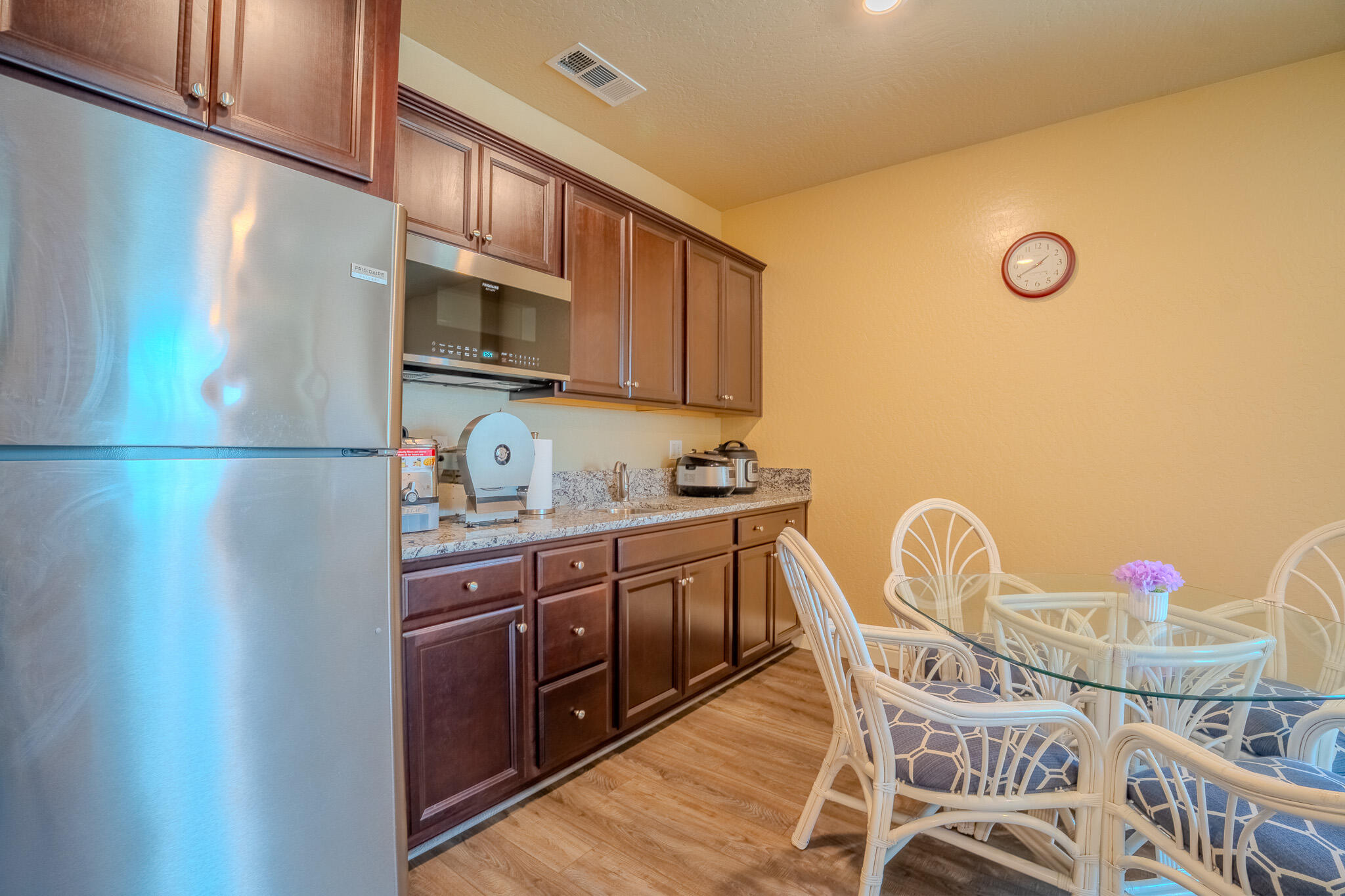 804 S Simon St, Visalia, CA 93292