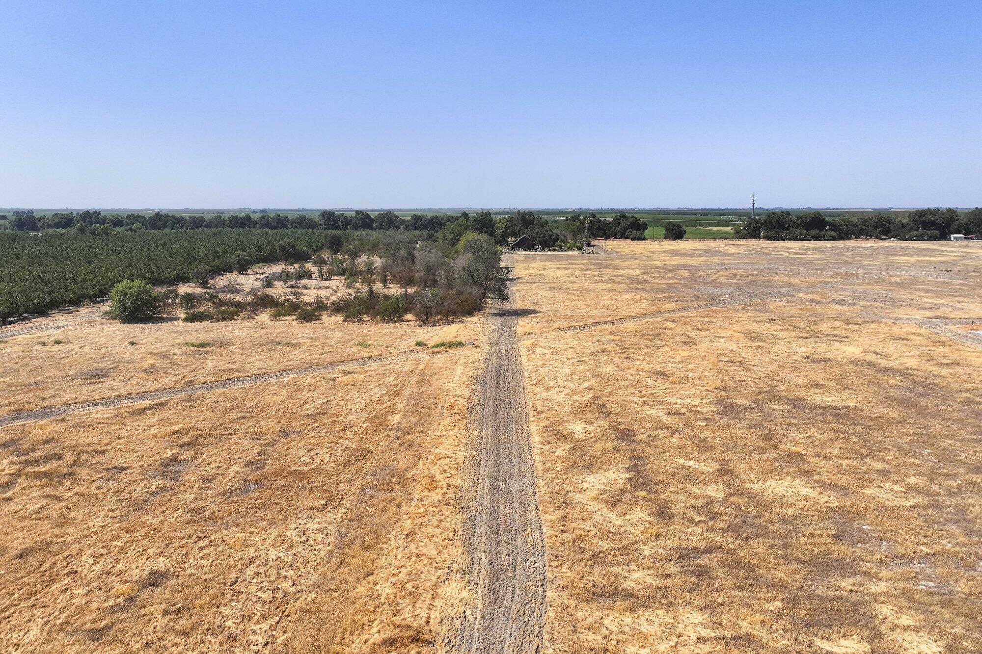 5721 E Riverdale Ave, Laton, CA 93242