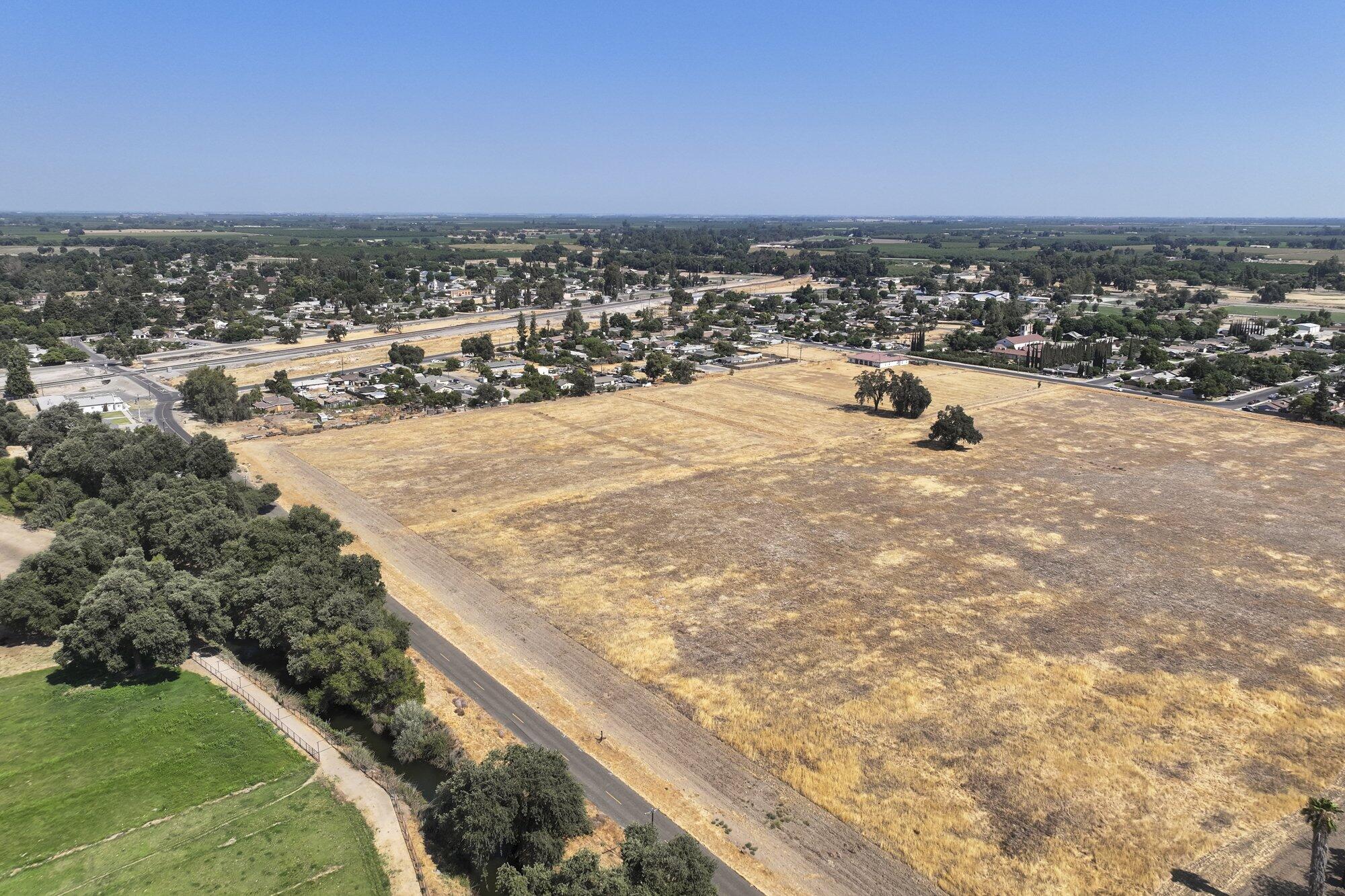 5721 E Riverdale Ave, Laton, CA 93242