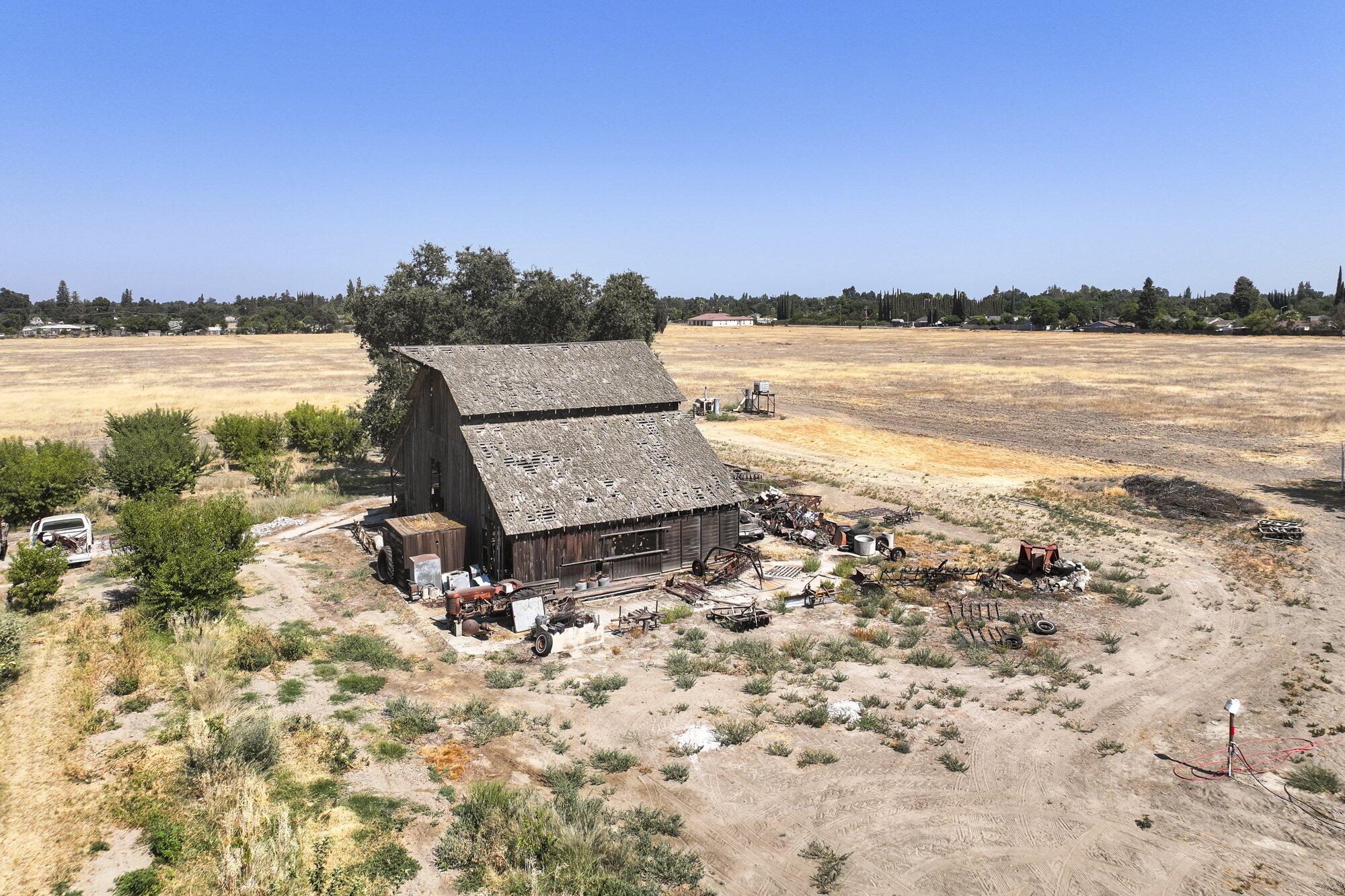 5721 E Riverdale Ave, Laton, CA 93242