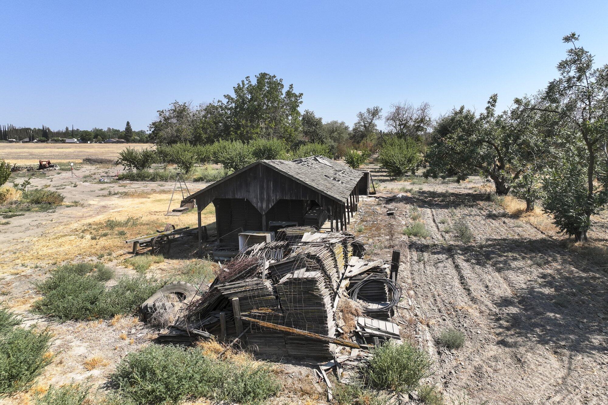 5721 E Riverdale Ave, Laton, CA 93242