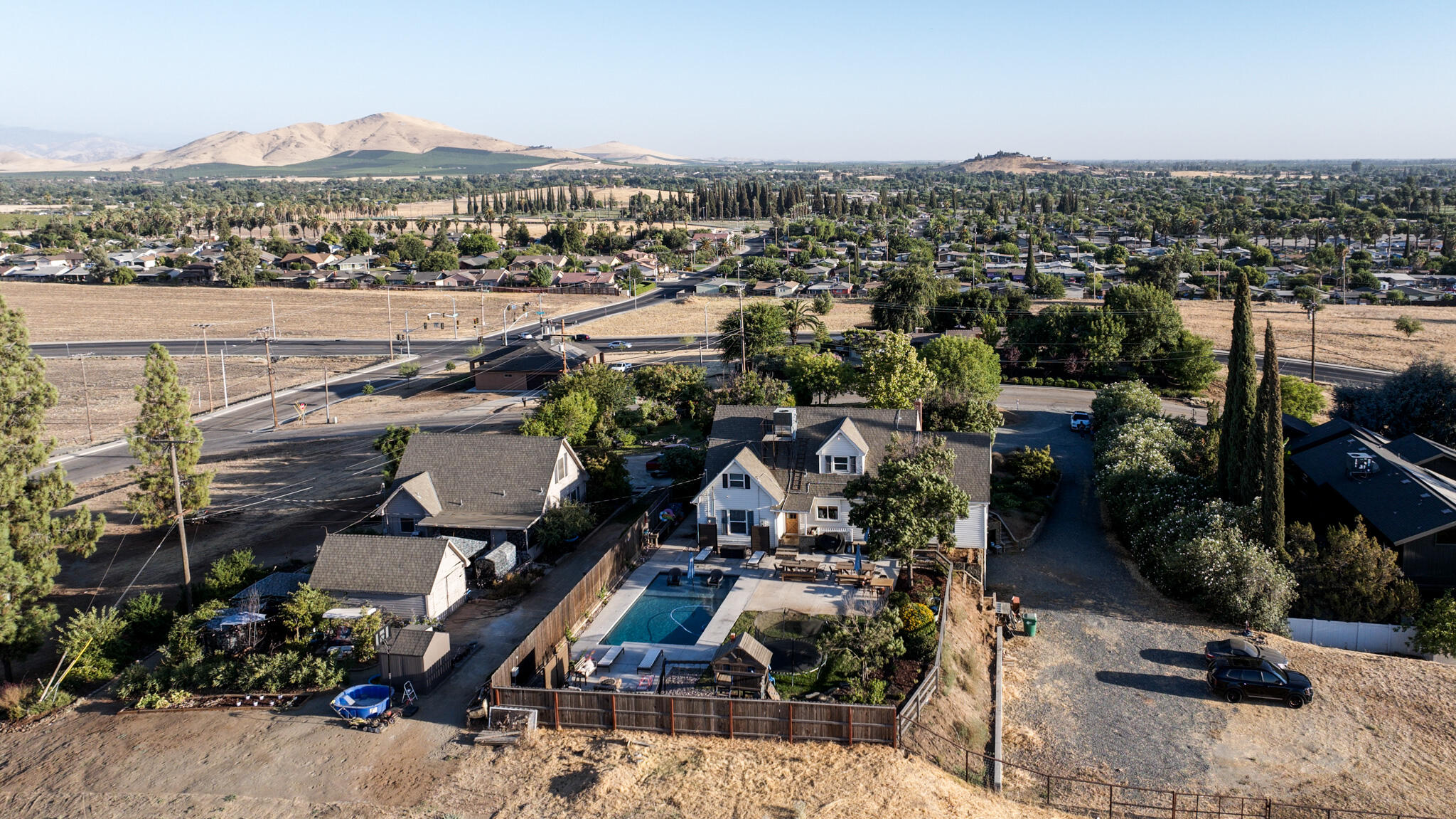 958 E Morton Hill Ave, Porterville, CA 93257