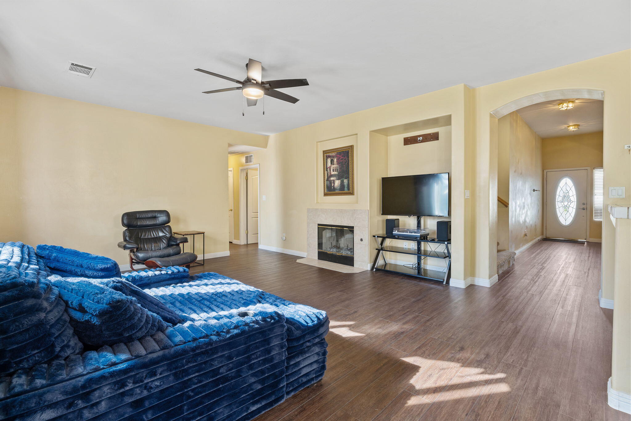 1118 Bluestone River Way, Bakersfield, CA 93311