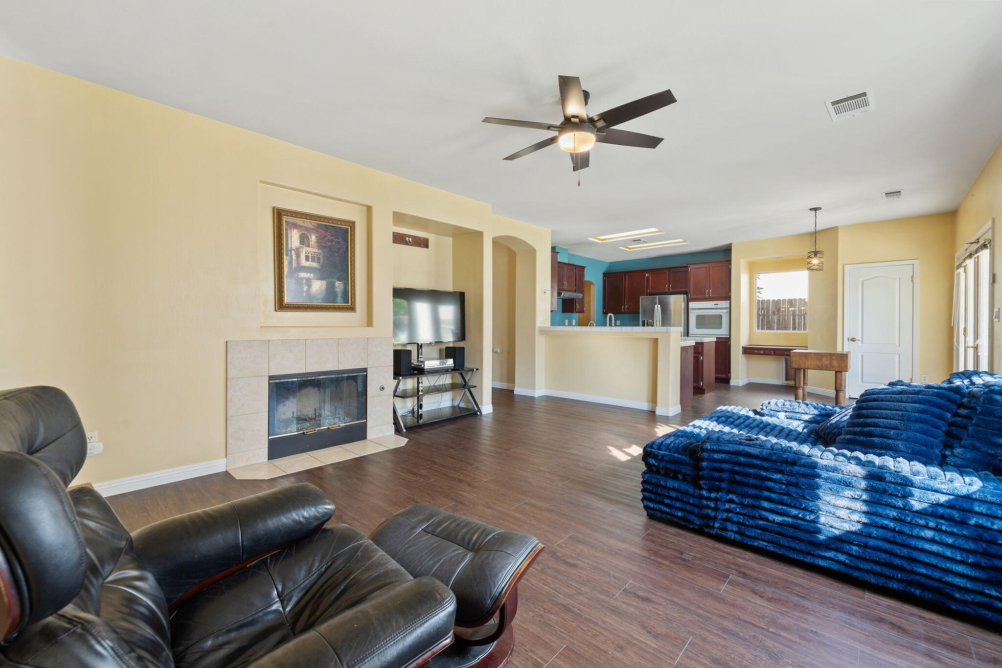 1118 Bluestone River Way, Bakersfield, CA 93311