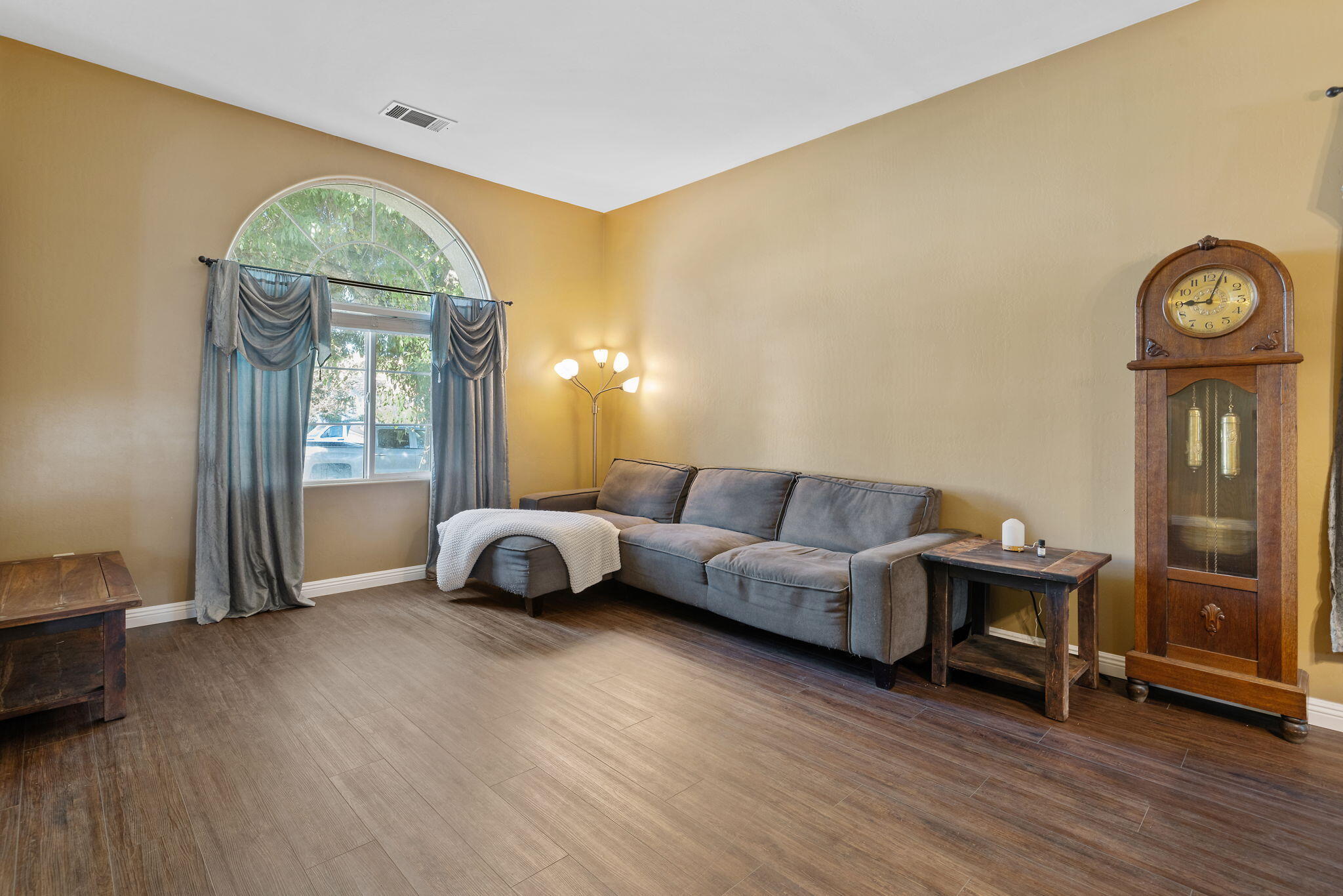 1118 Bluestone River Way, Bakersfield, CA 93311