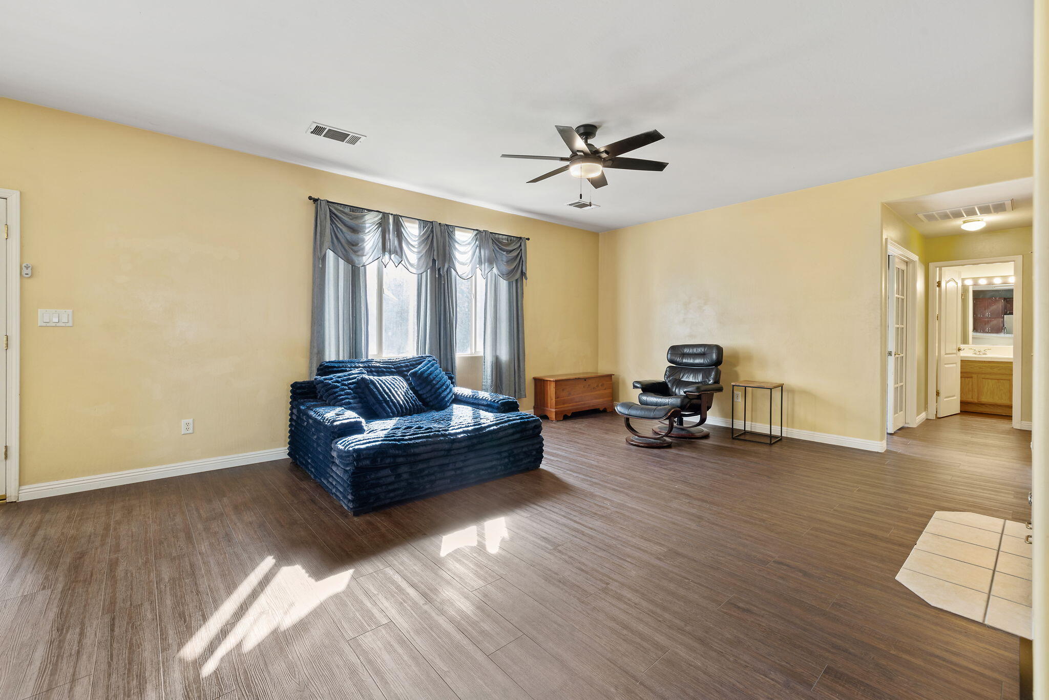 1118 Bluestone River Way, Bakersfield, CA 93311