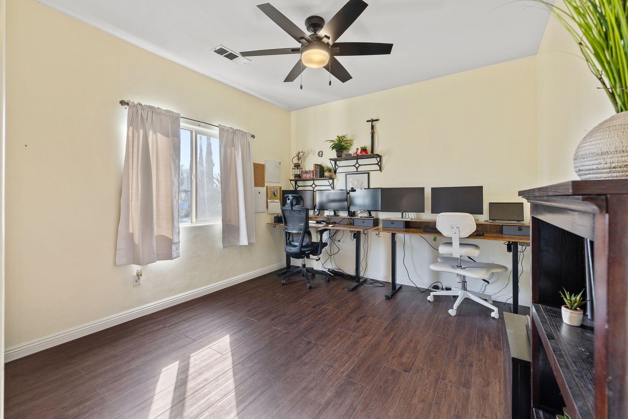 1118 Bluestone River Way, Bakersfield, CA 93311