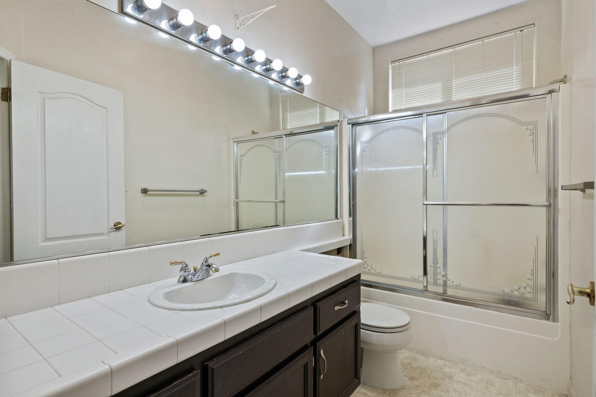 1118 Bluestone River Way, Bakersfield, CA 93311