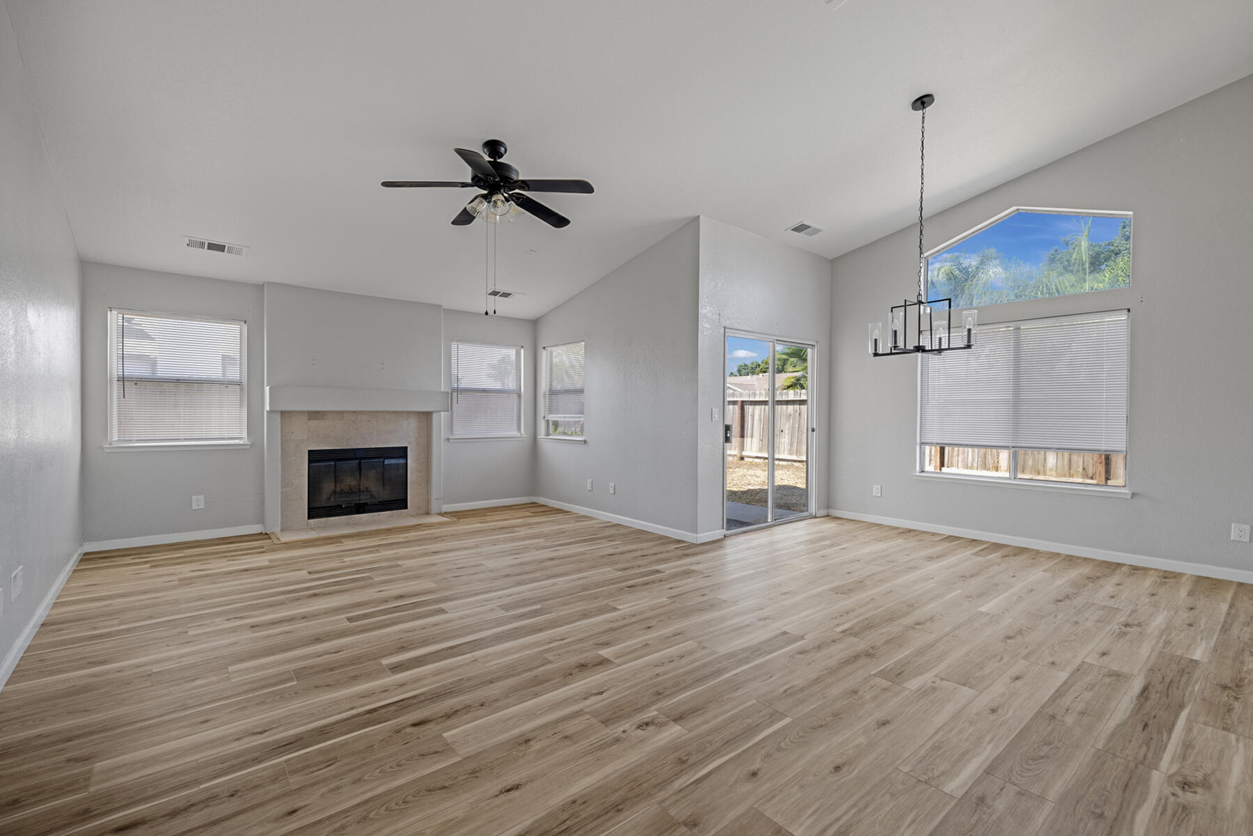 2157 Country View Ave, Tulare, CA 93274