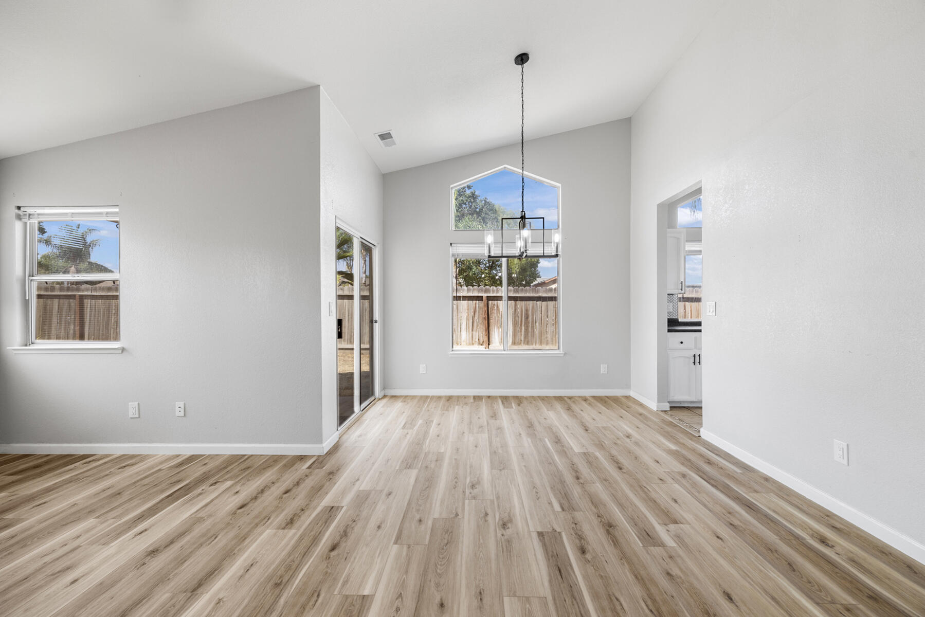 2157 Country View Ave, Tulare, CA 93274