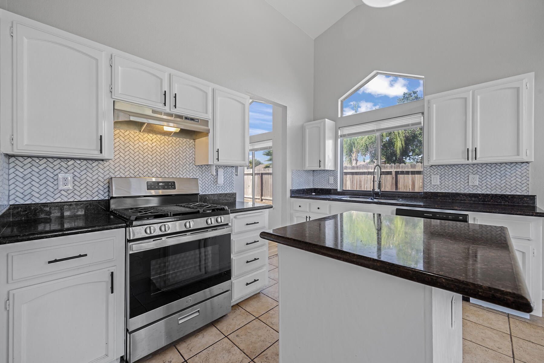 2157 Country View Ave, Tulare, CA 93274