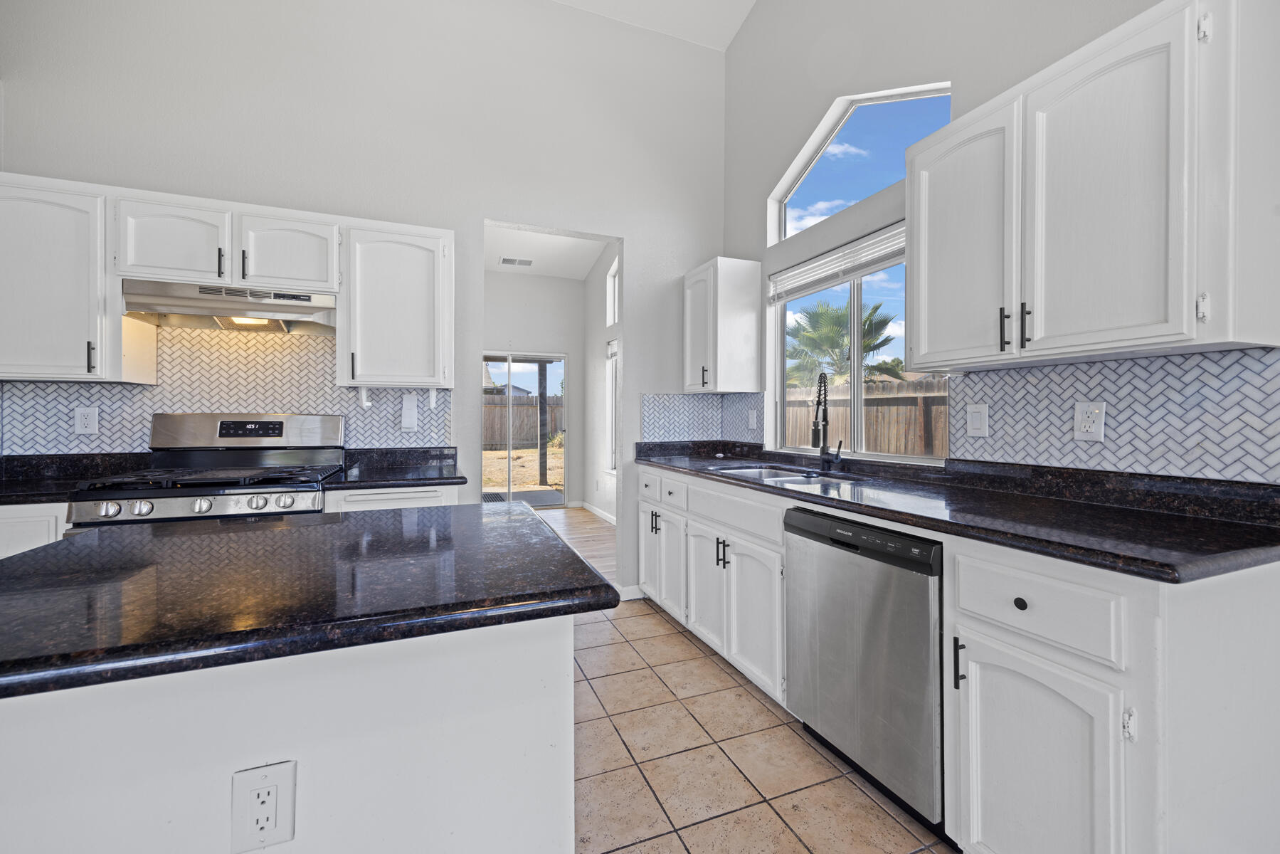 2157 Country View Ave, Tulare, CA 93274