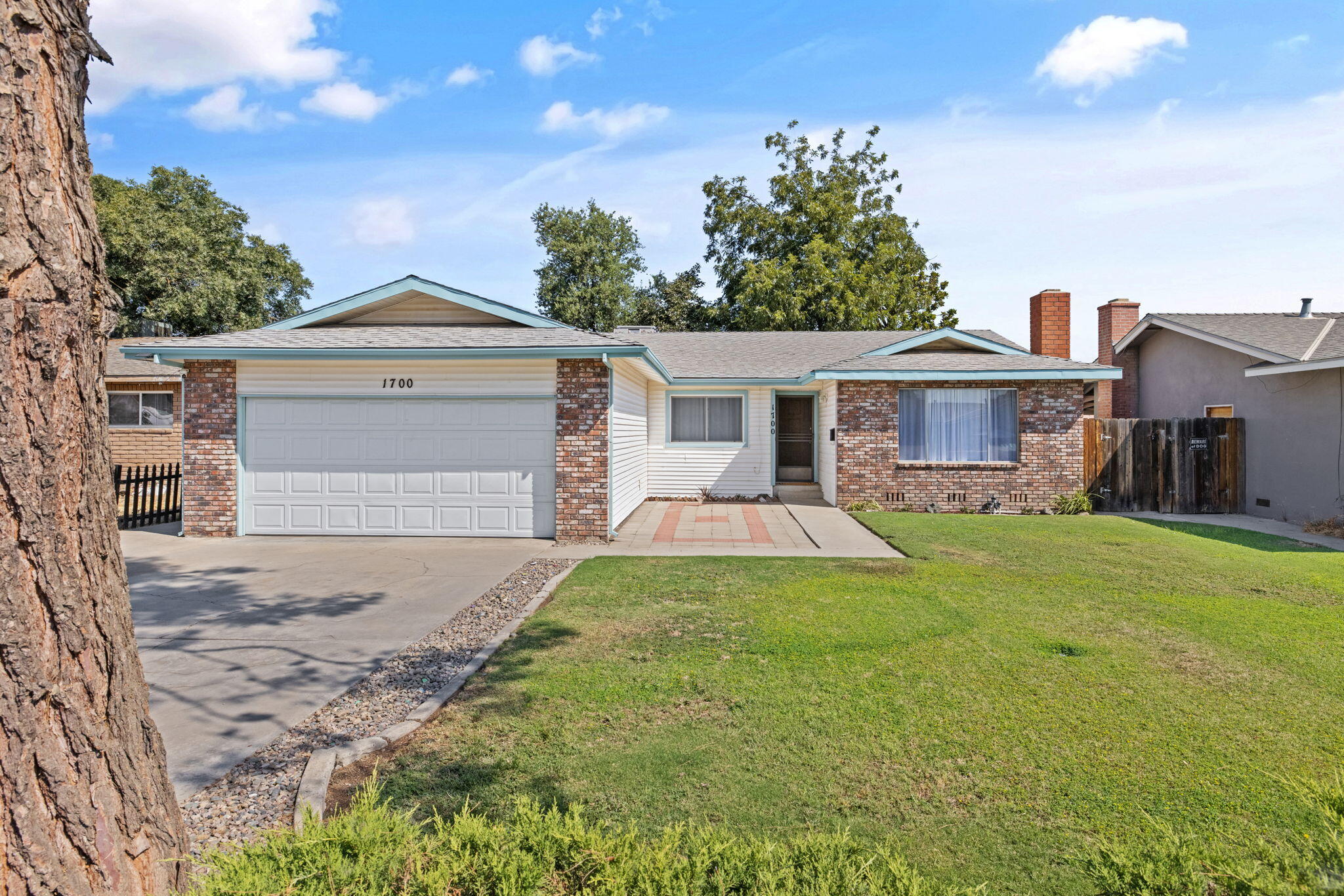 1700 W La Vida Ave, Visalia, CA 93277