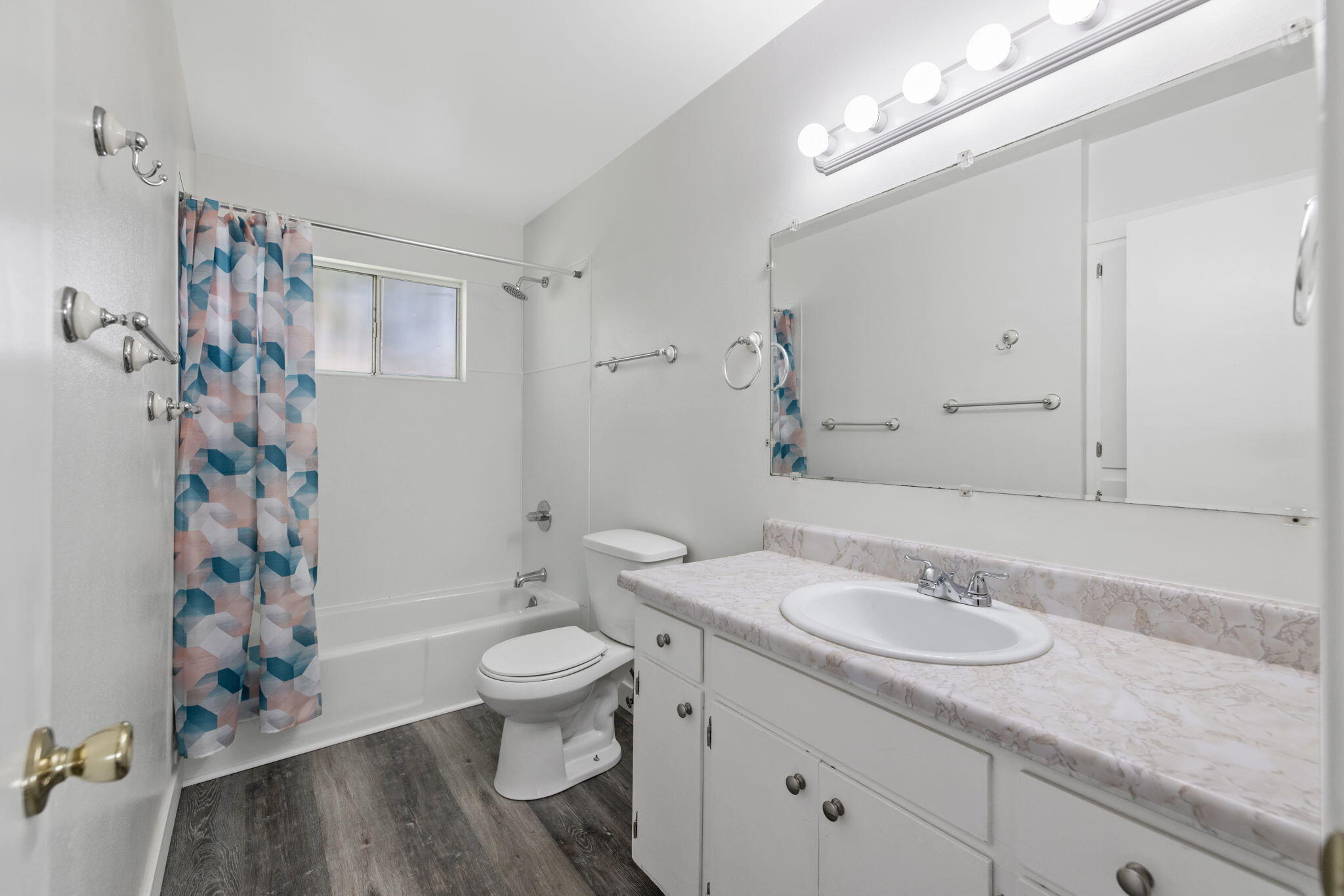 1700 W La Vida Ave, Visalia, CA 93277