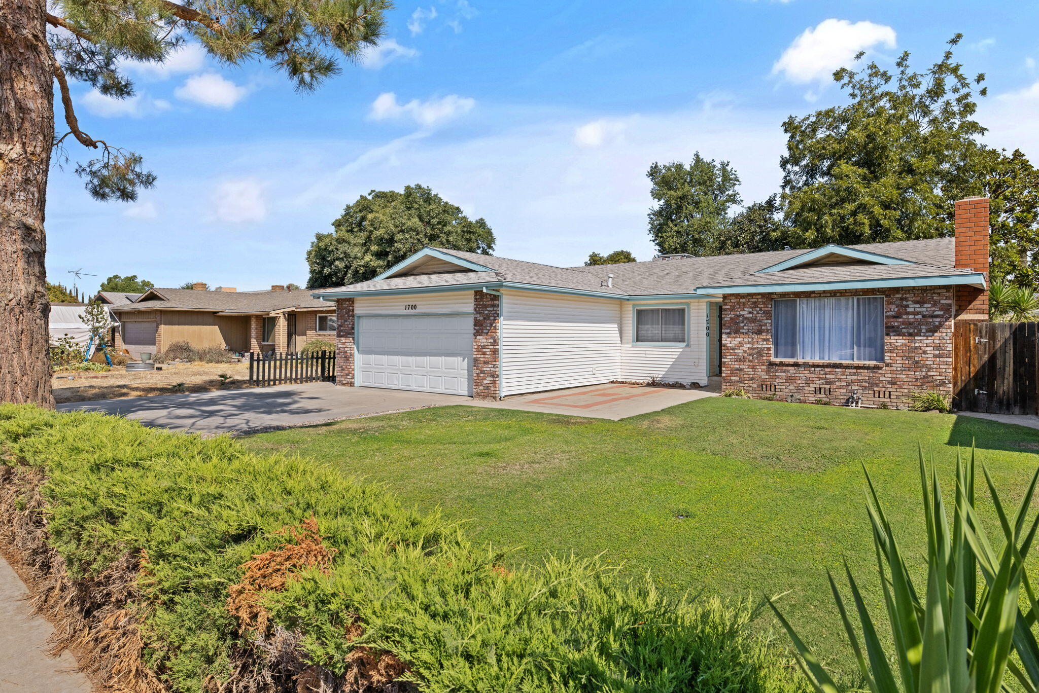 1700 W La Vida Ave, Visalia, CA 93277