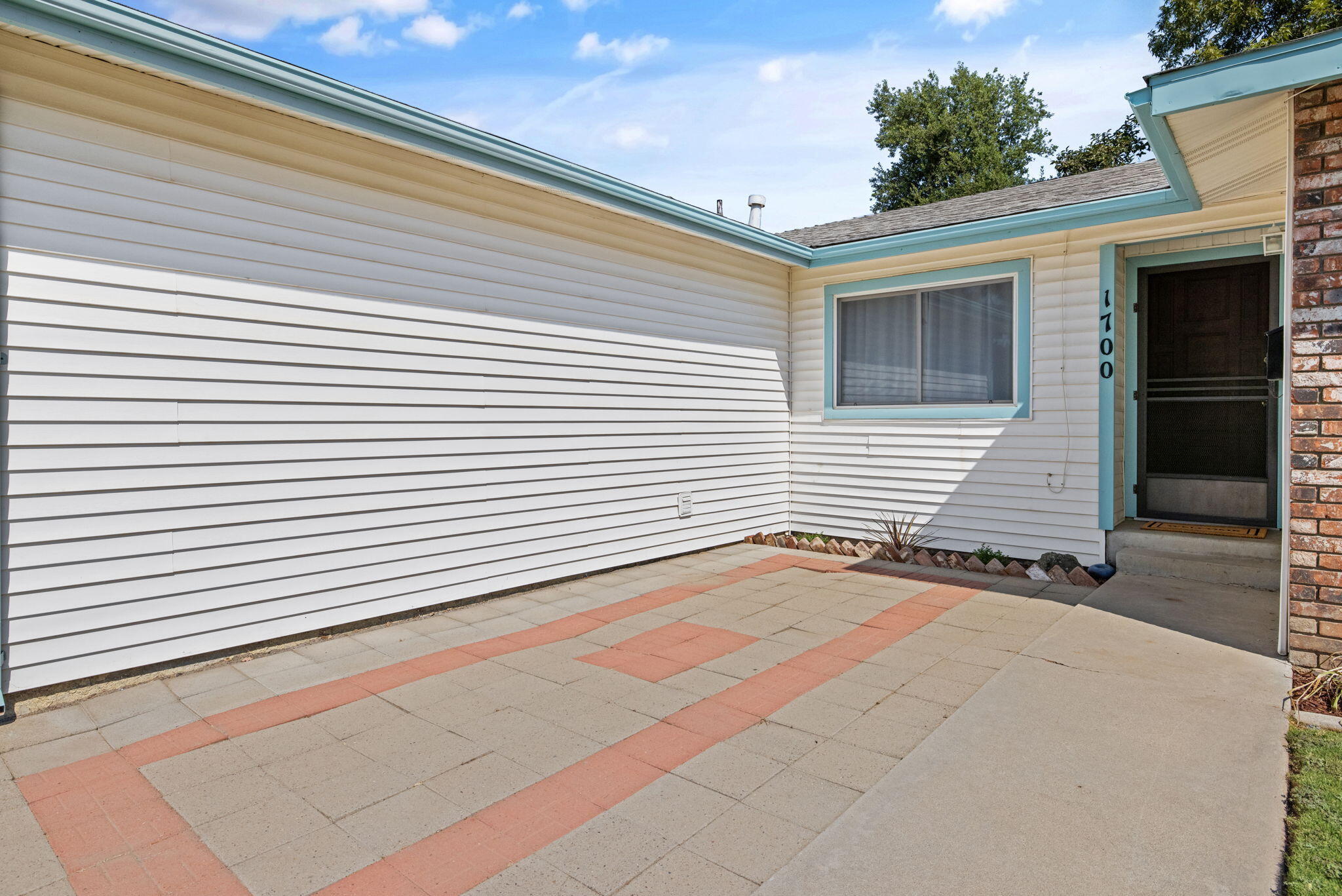 1700 W La Vida Ave, Visalia, CA 93277