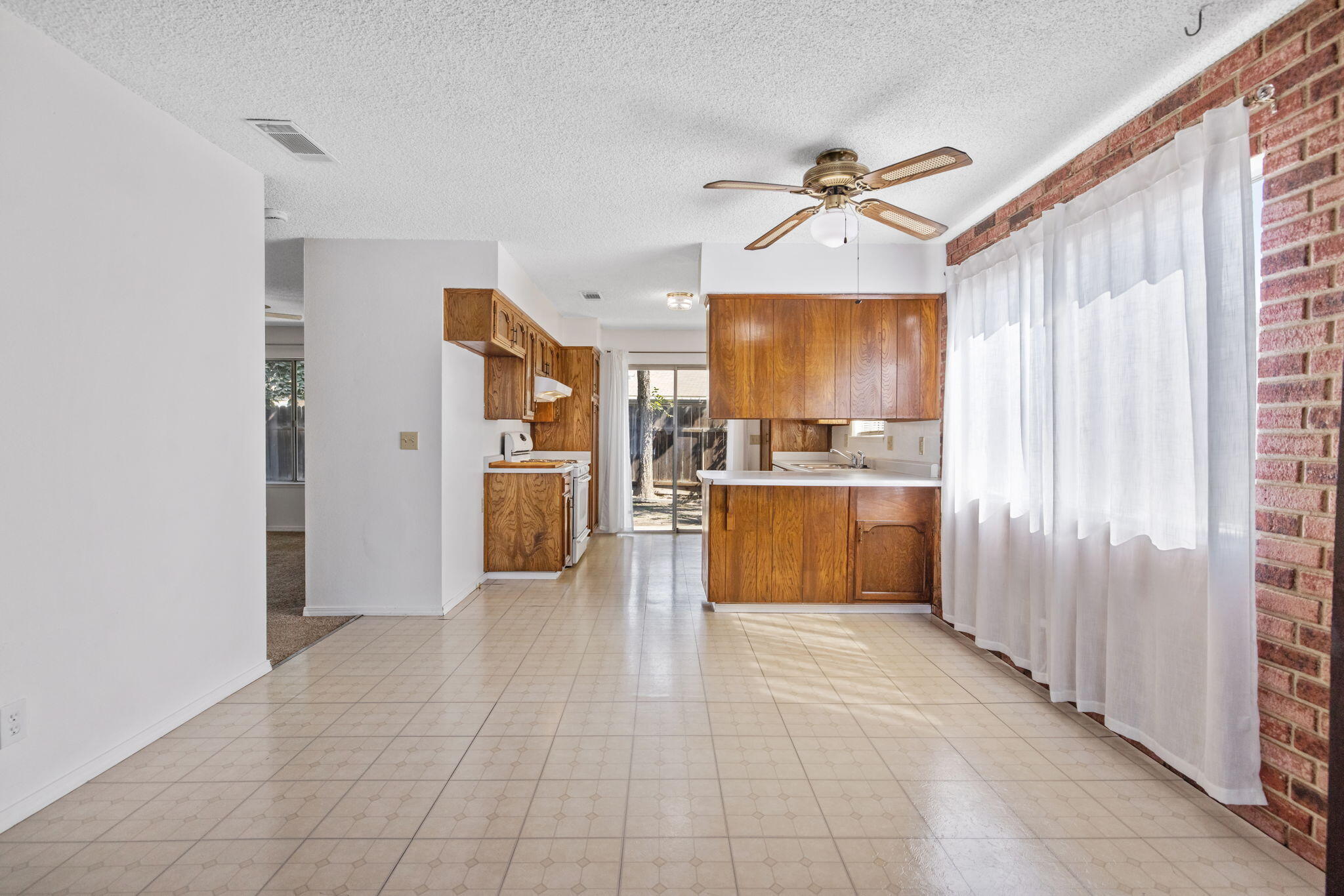 1700 W La Vida Ave, Visalia, CA 93277