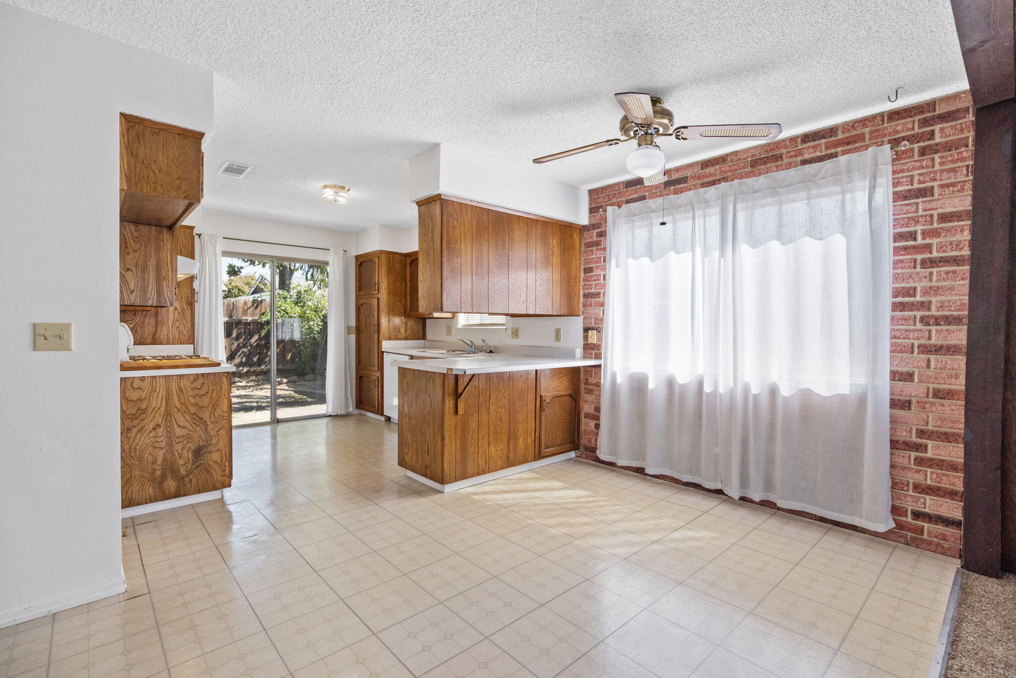 1700 W La Vida Ave, Visalia, CA 93277