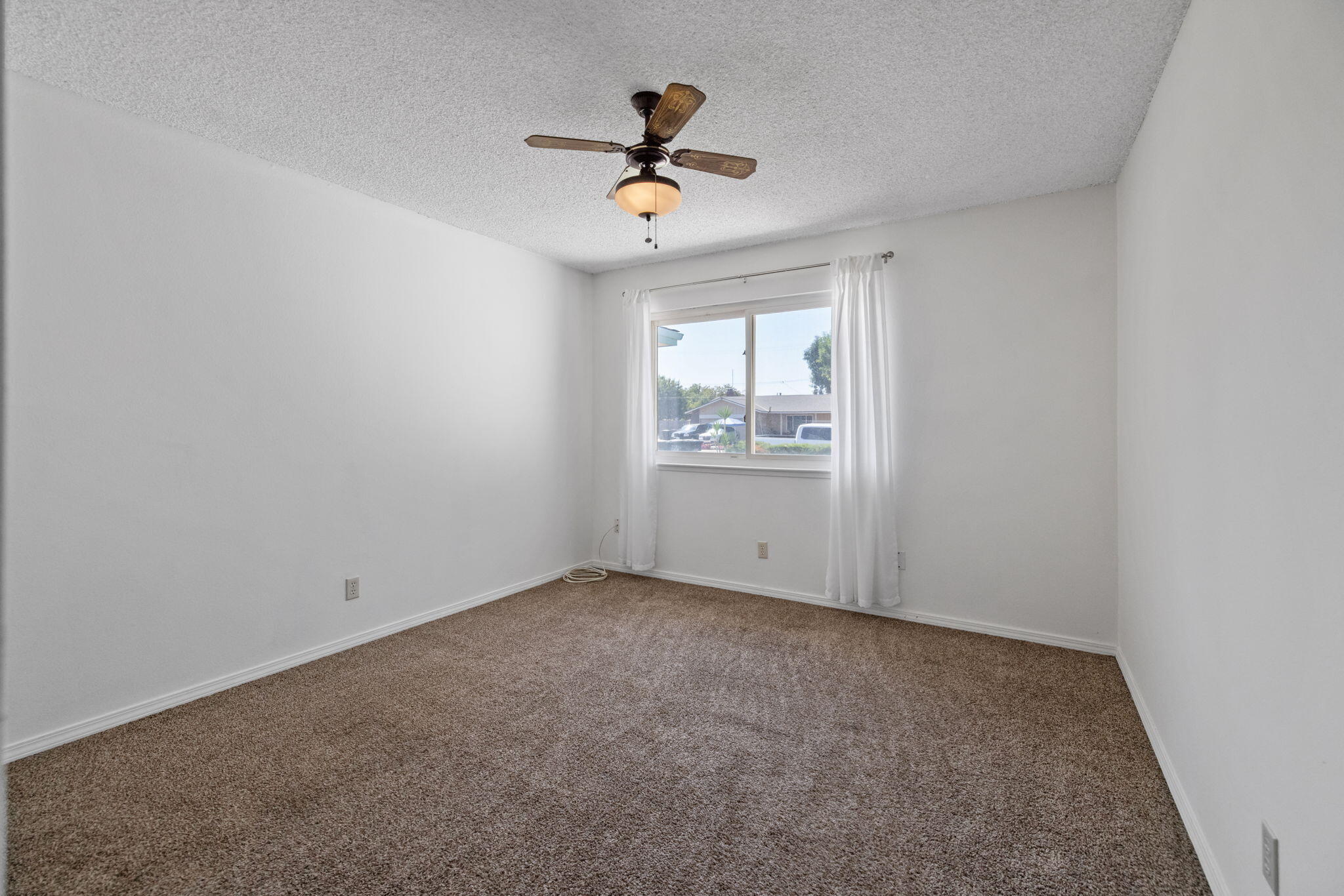 1700 W La Vida Ave, Visalia, CA 93277