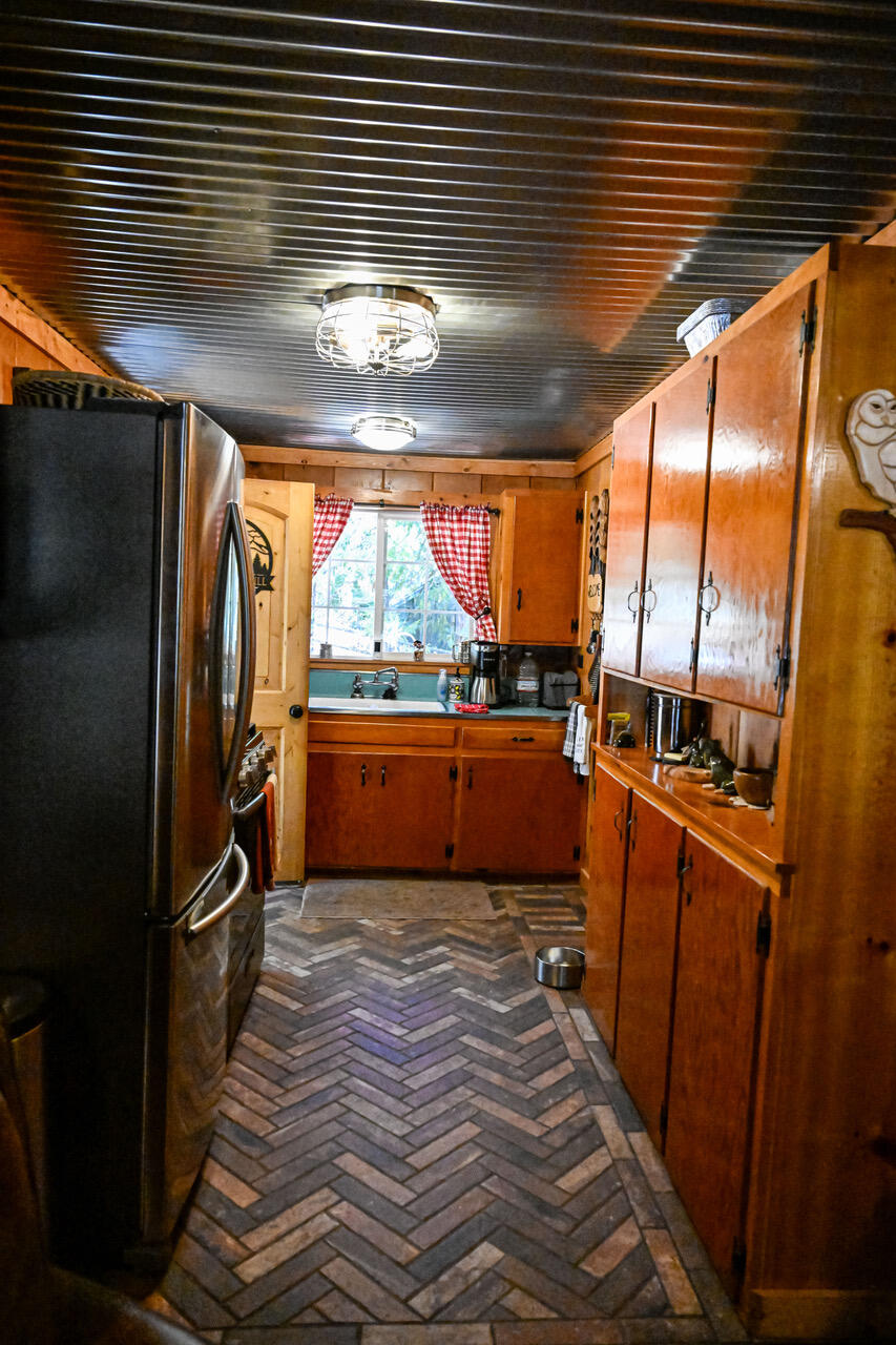 620 Loop Dr, Camp Nelson, CA 93265