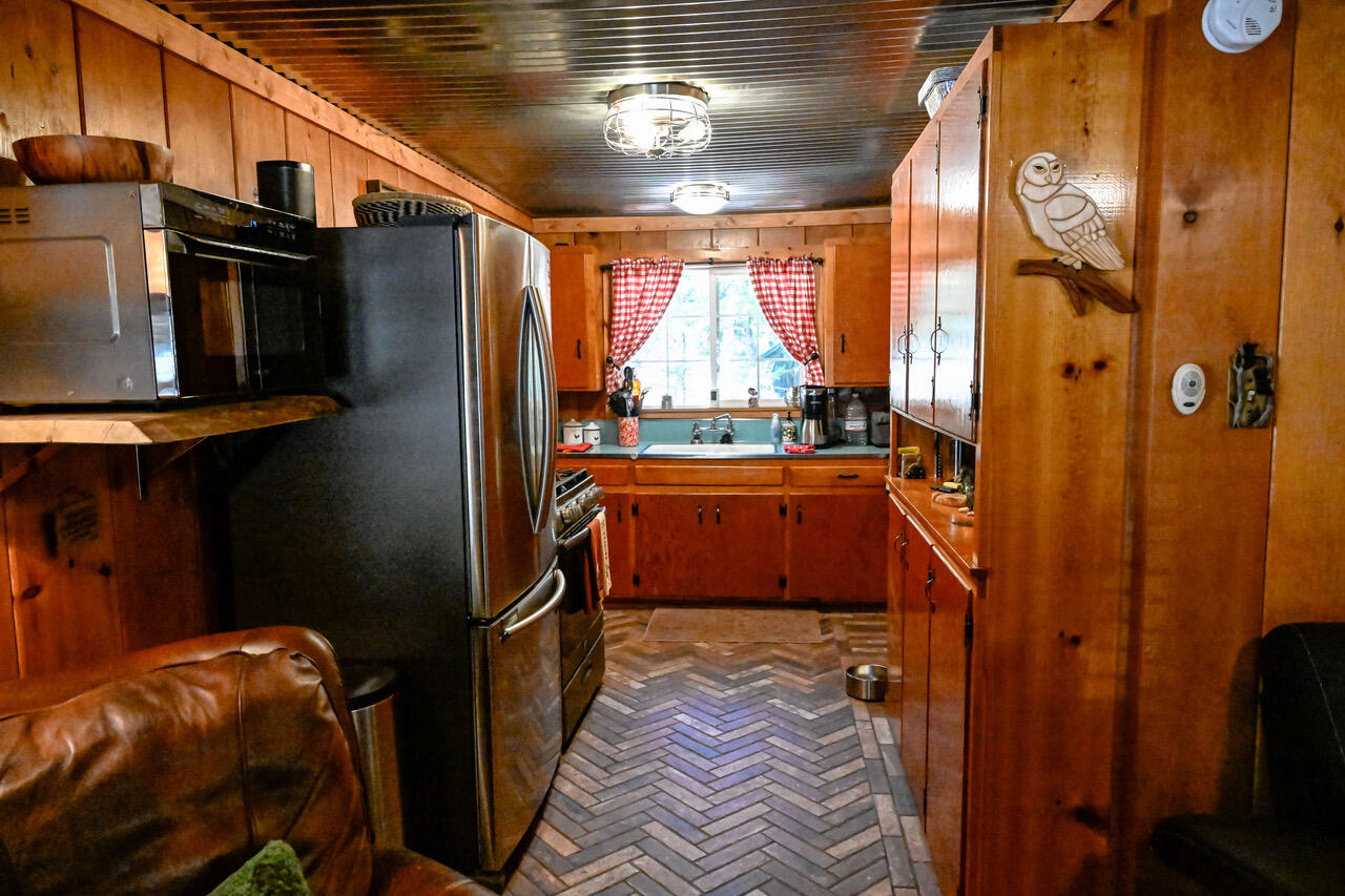 620 Loop Dr, Camp Nelson, CA 93265