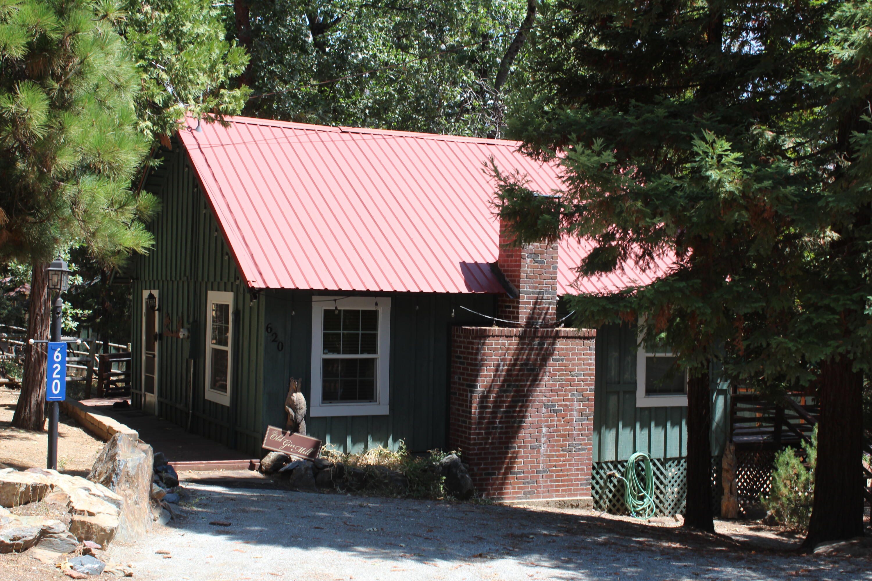 620 Loop Dr, Camp Nelson, CA 93265