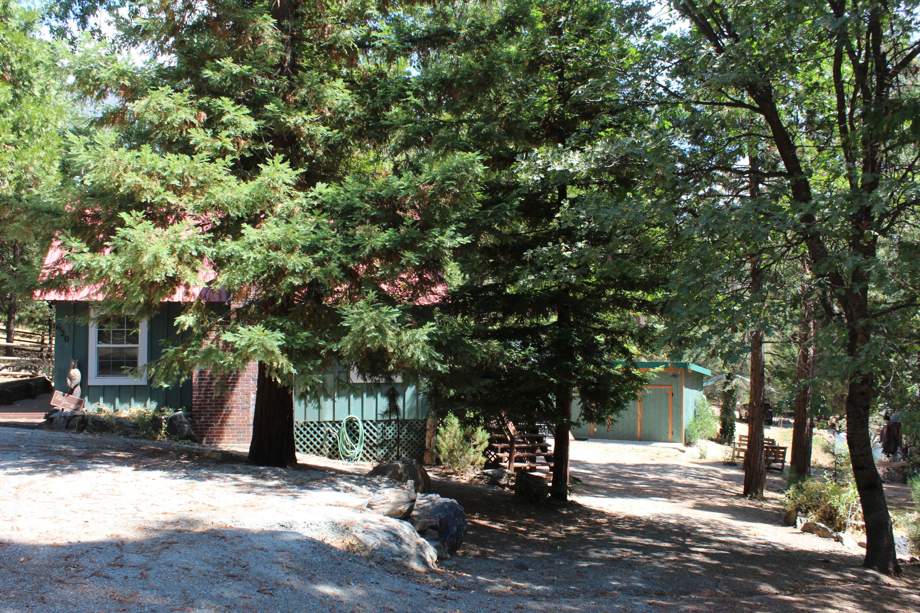 620 Loop Dr, Camp Nelson, CA 93265