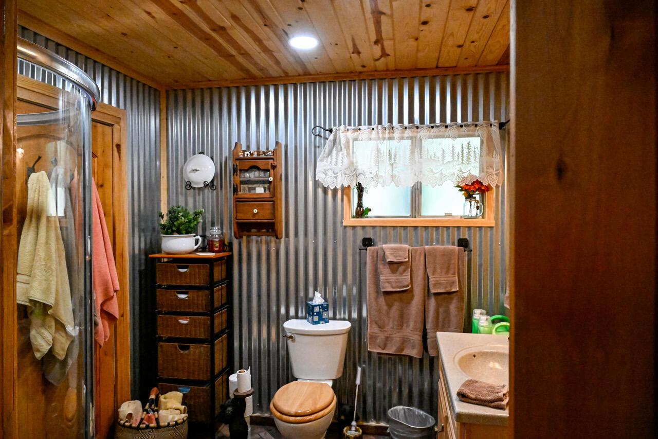 620 Loop Dr, Camp Nelson, CA 93265