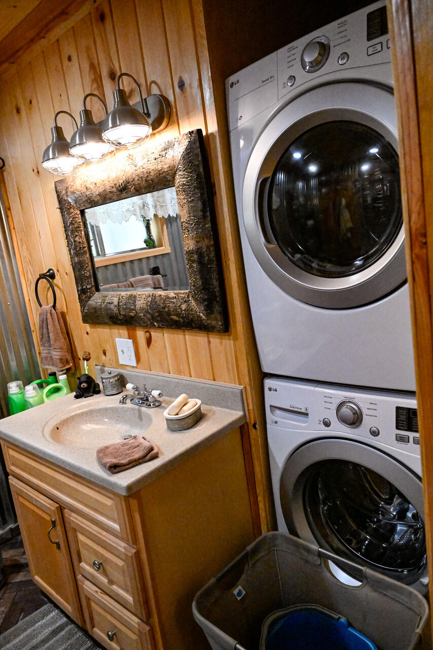 620 Loop Dr, Camp Nelson, CA 93265